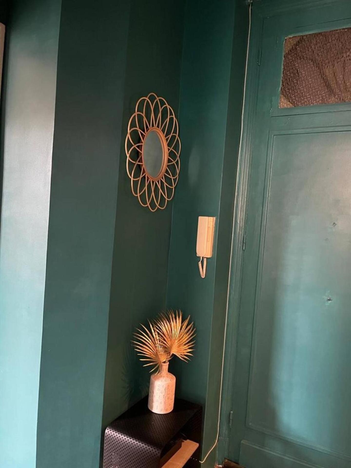 Ideally Located Center Apartment *