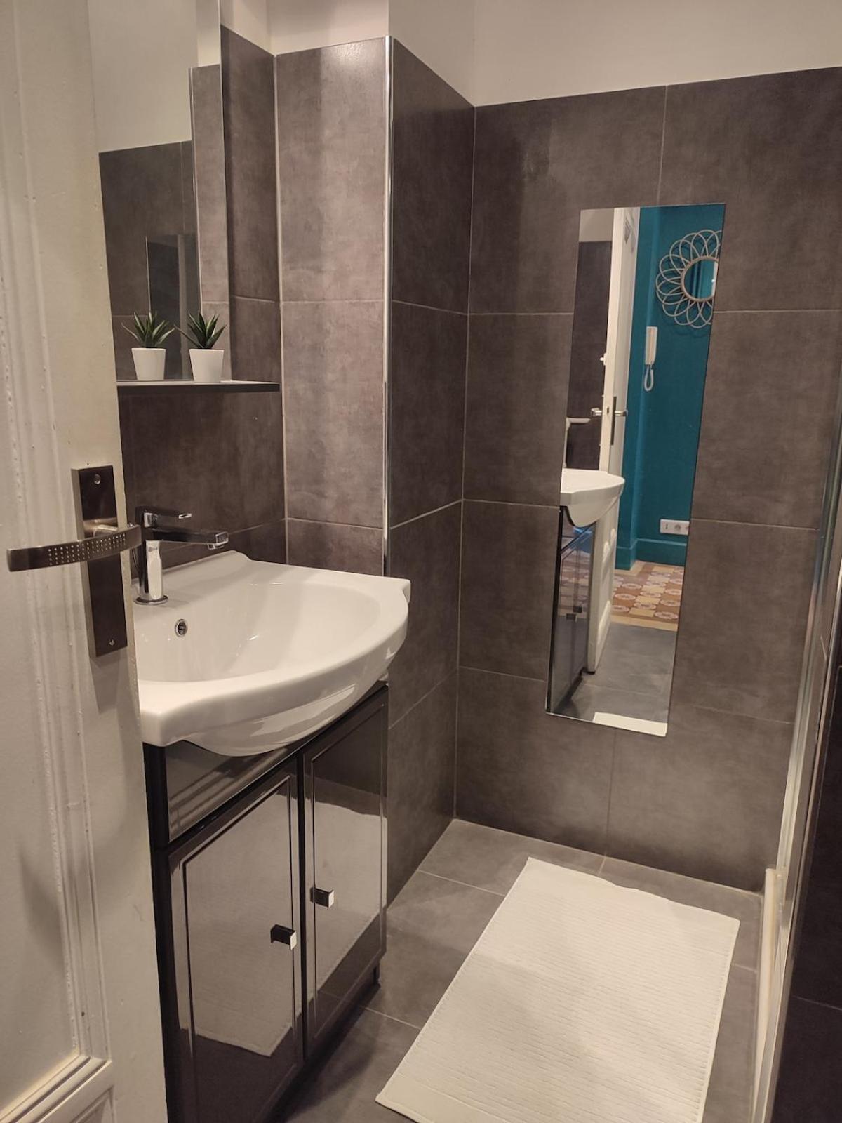 Ideally Located Center * Nice