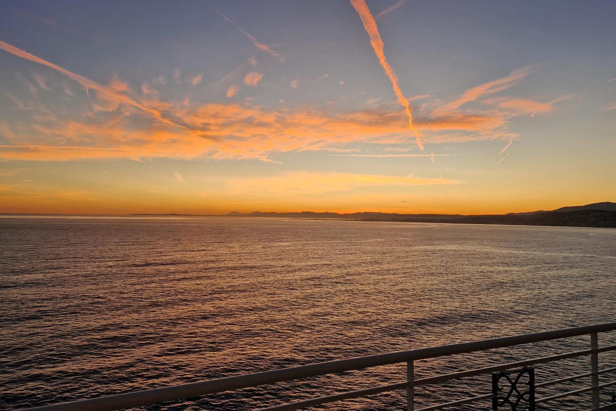 06a1 - Just Like On A Boat Sailing On The Sea *