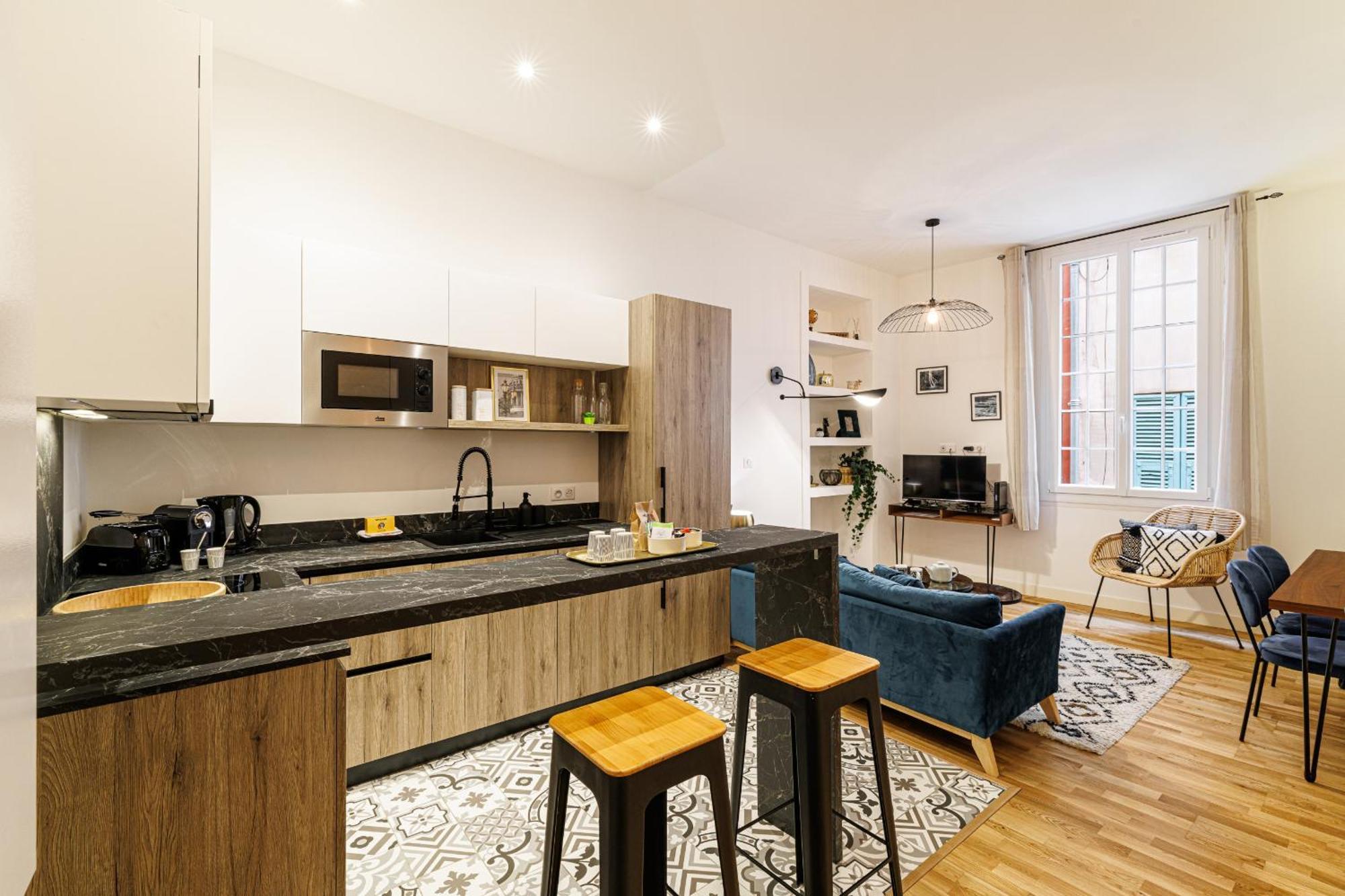 Chic & Cozy 2 Bdr Heart Of The Old Town Apartment Nice