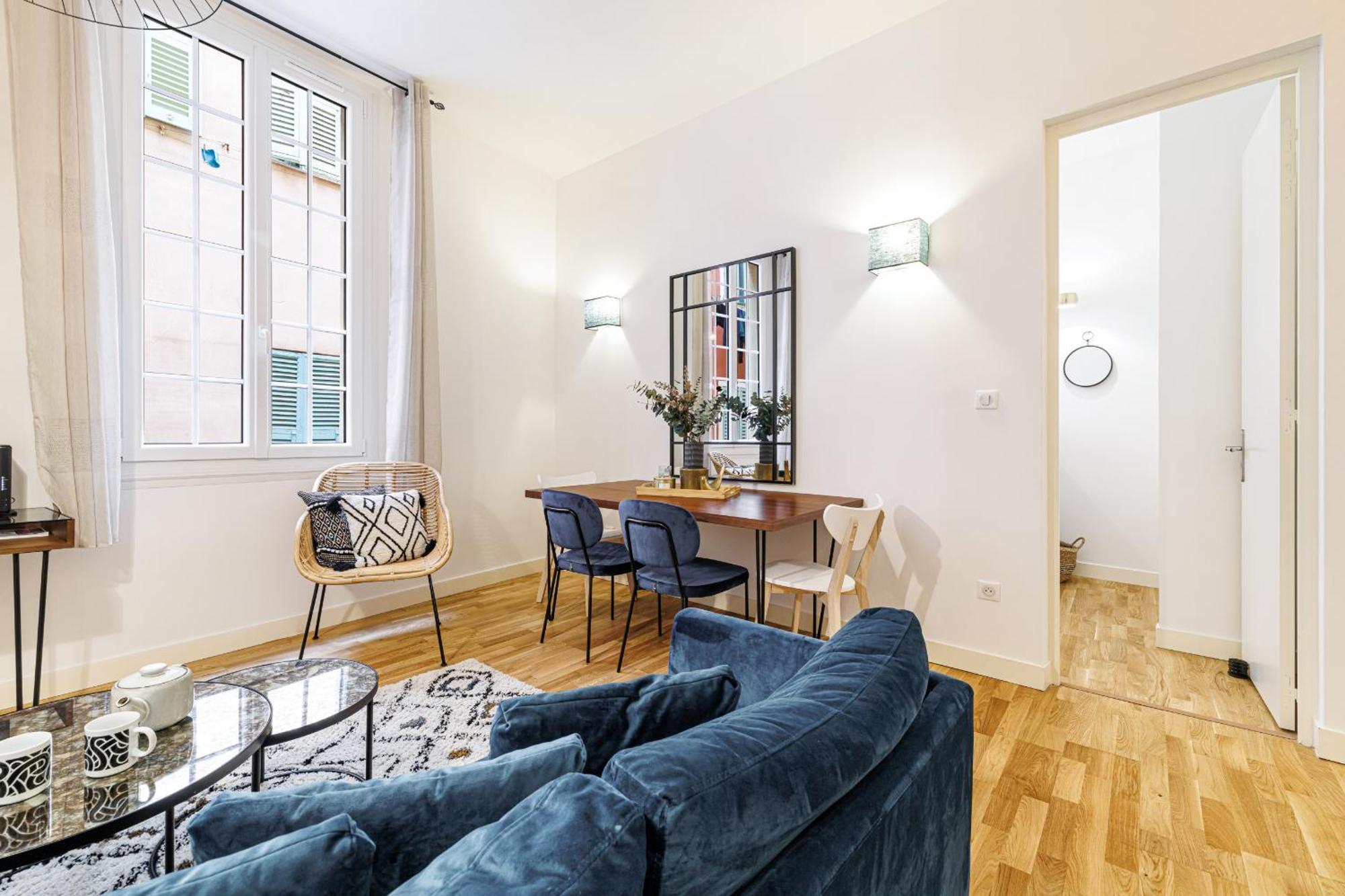 Chic & Cozy 2 Bdr Heart Of The Old Town Apartment