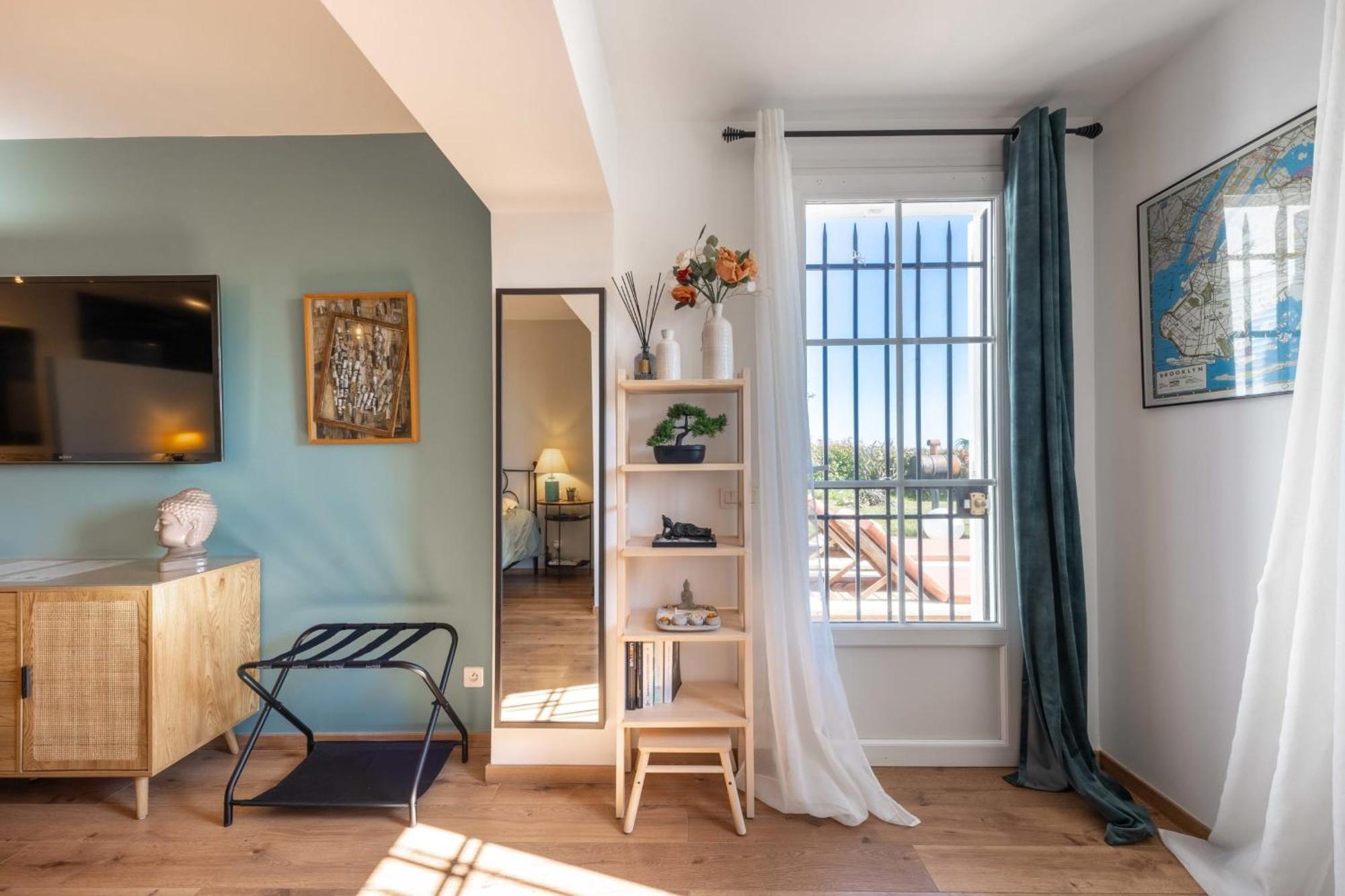 Deluxe With Garden Pool And Sea View Holiday home