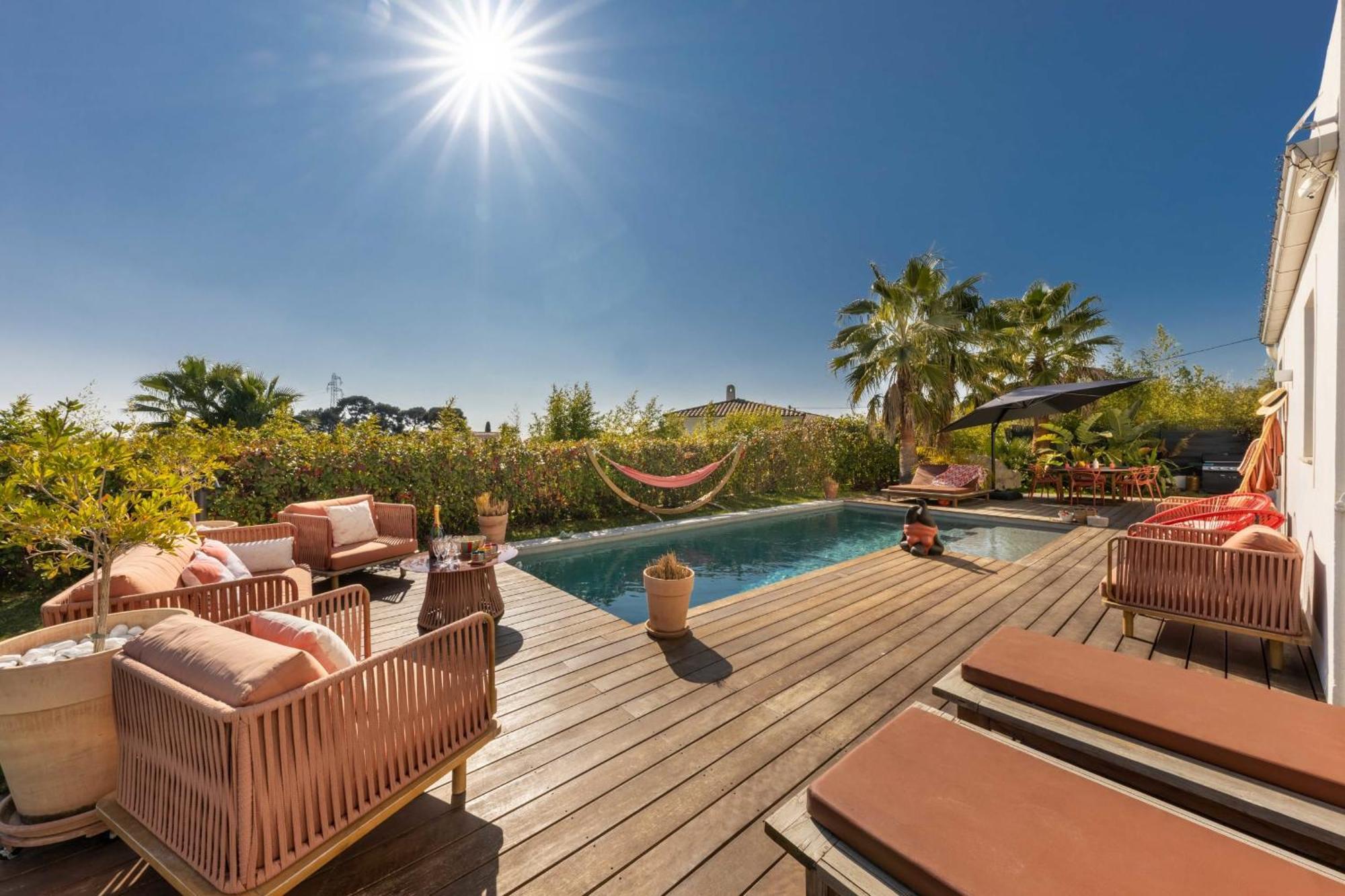Deluxe With Garden Pool And Sea View Holiday home *