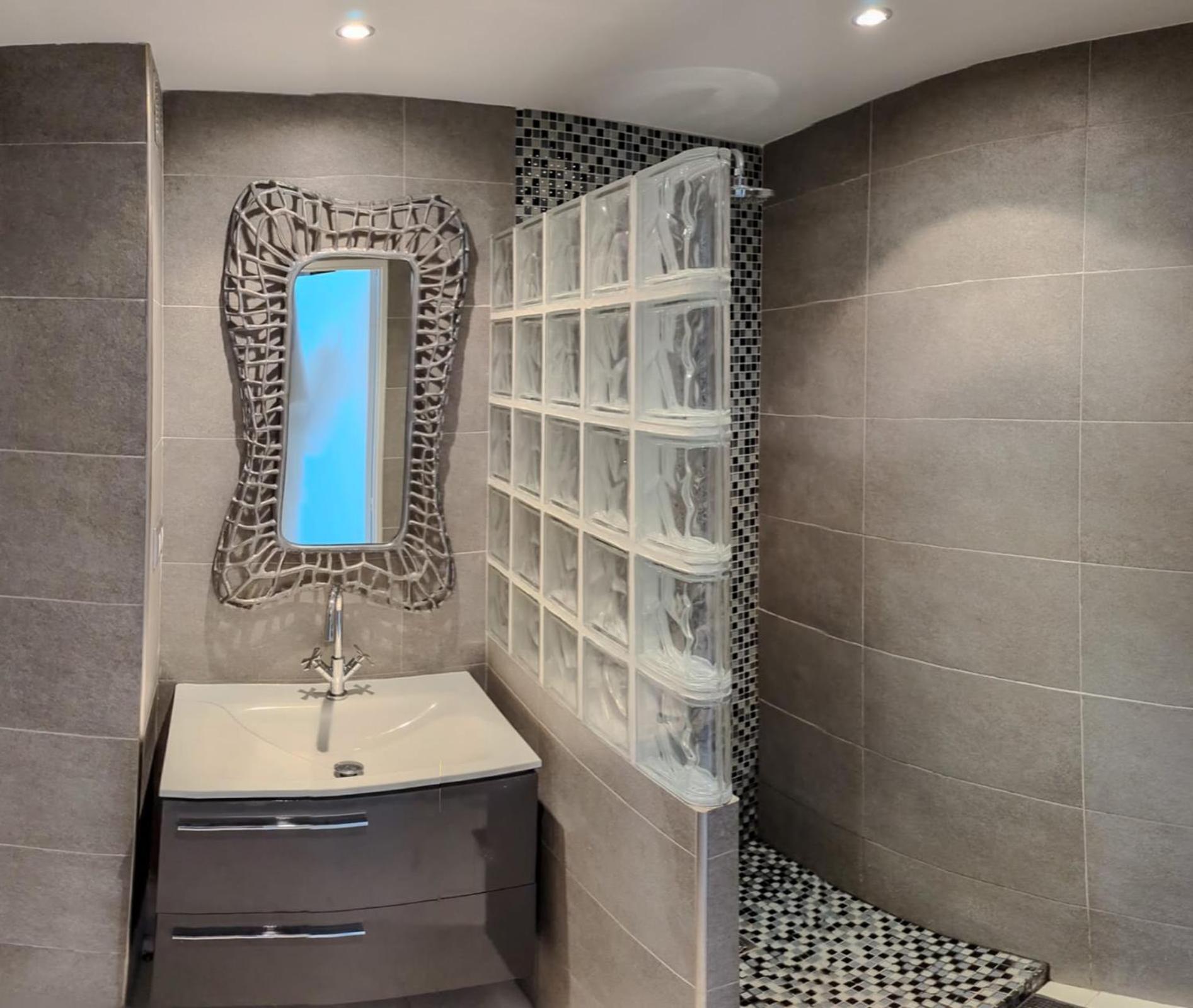 For 8 Guests In Center
