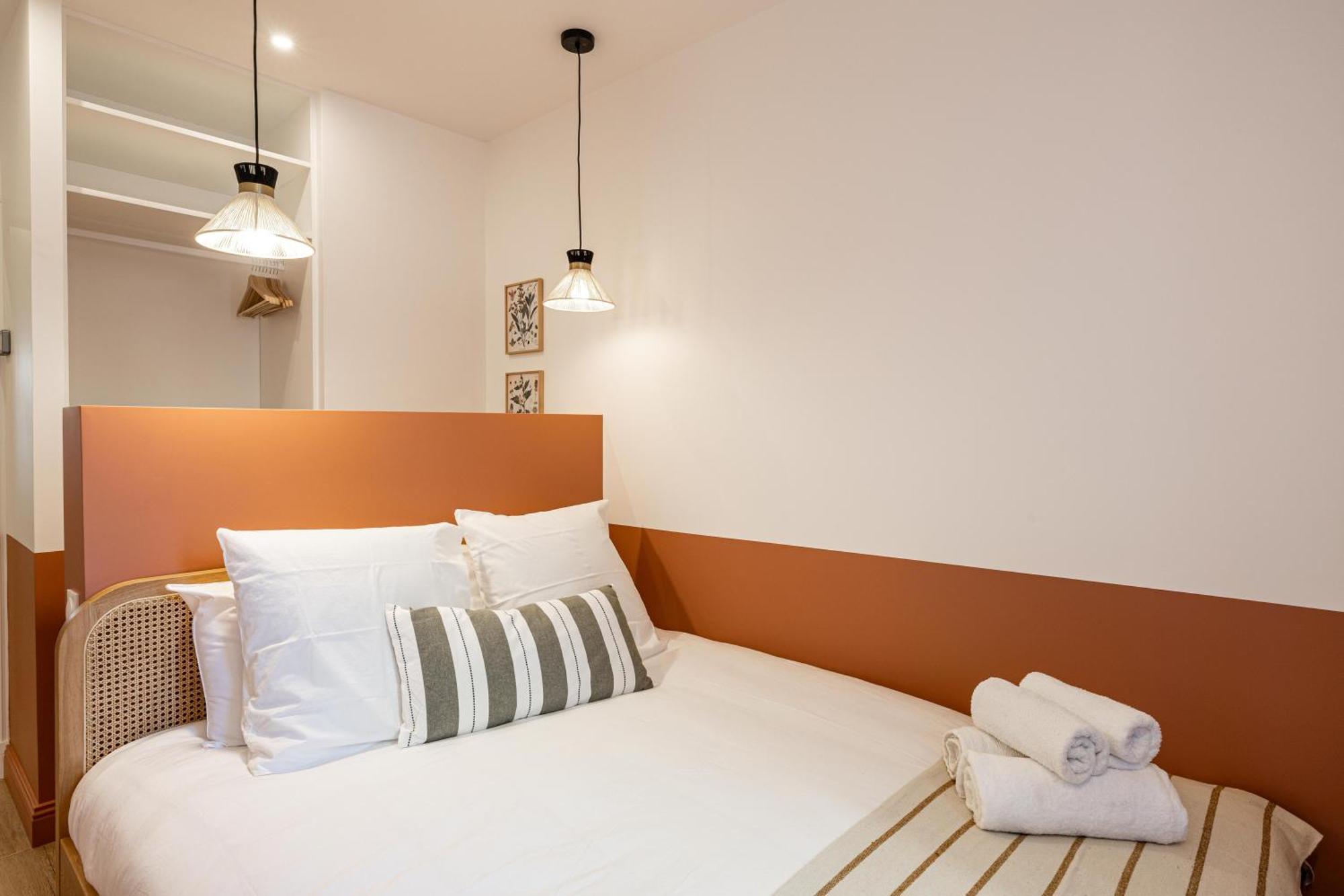 New! Remodeled & Spacious 4 Bedroom - 3 Bath - Heart Of - Ac In - With A Large Elevator Apartment