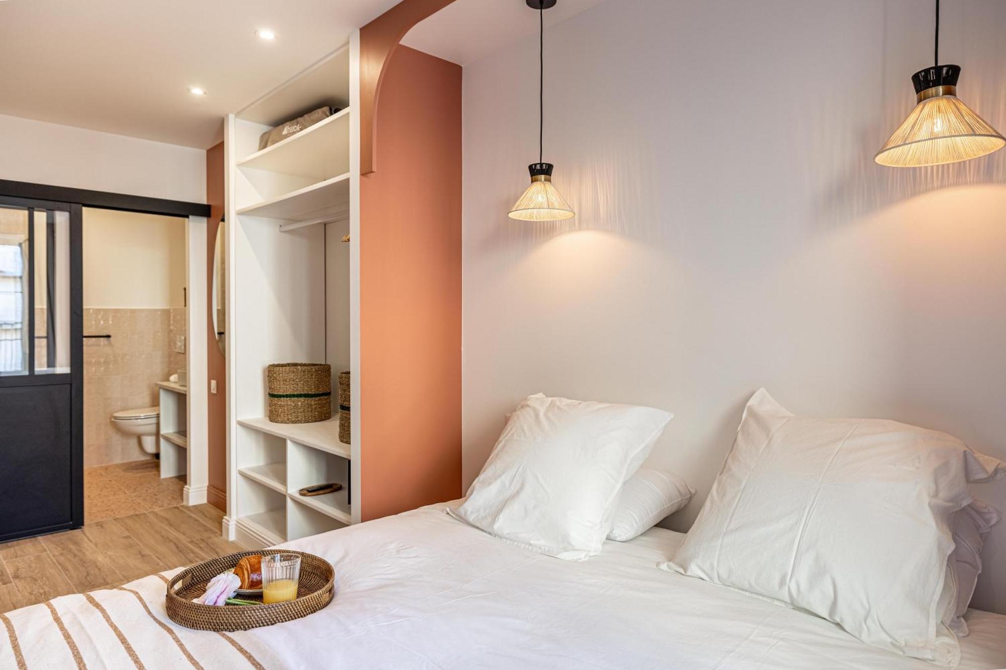 New! Remodeled & Spacious 4 Bedroom - 3 Bath - Heart Of - Ac In - With A Large Elevator Apartment *