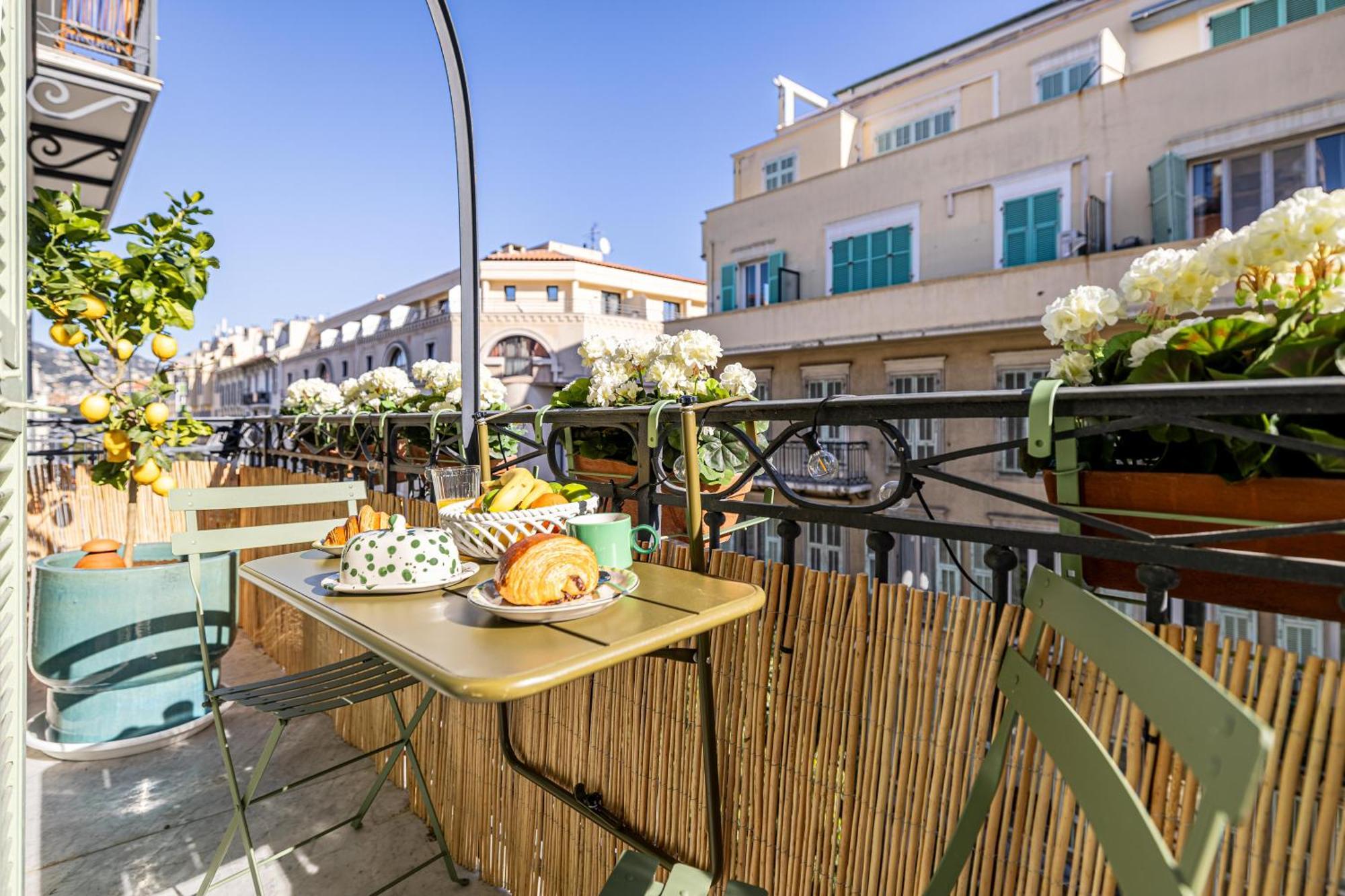 New! Remodeled & Spacious 4 Bedroom - 3 Bath - Heart Of - Ac In - With A Large Elevator Apartment Nice