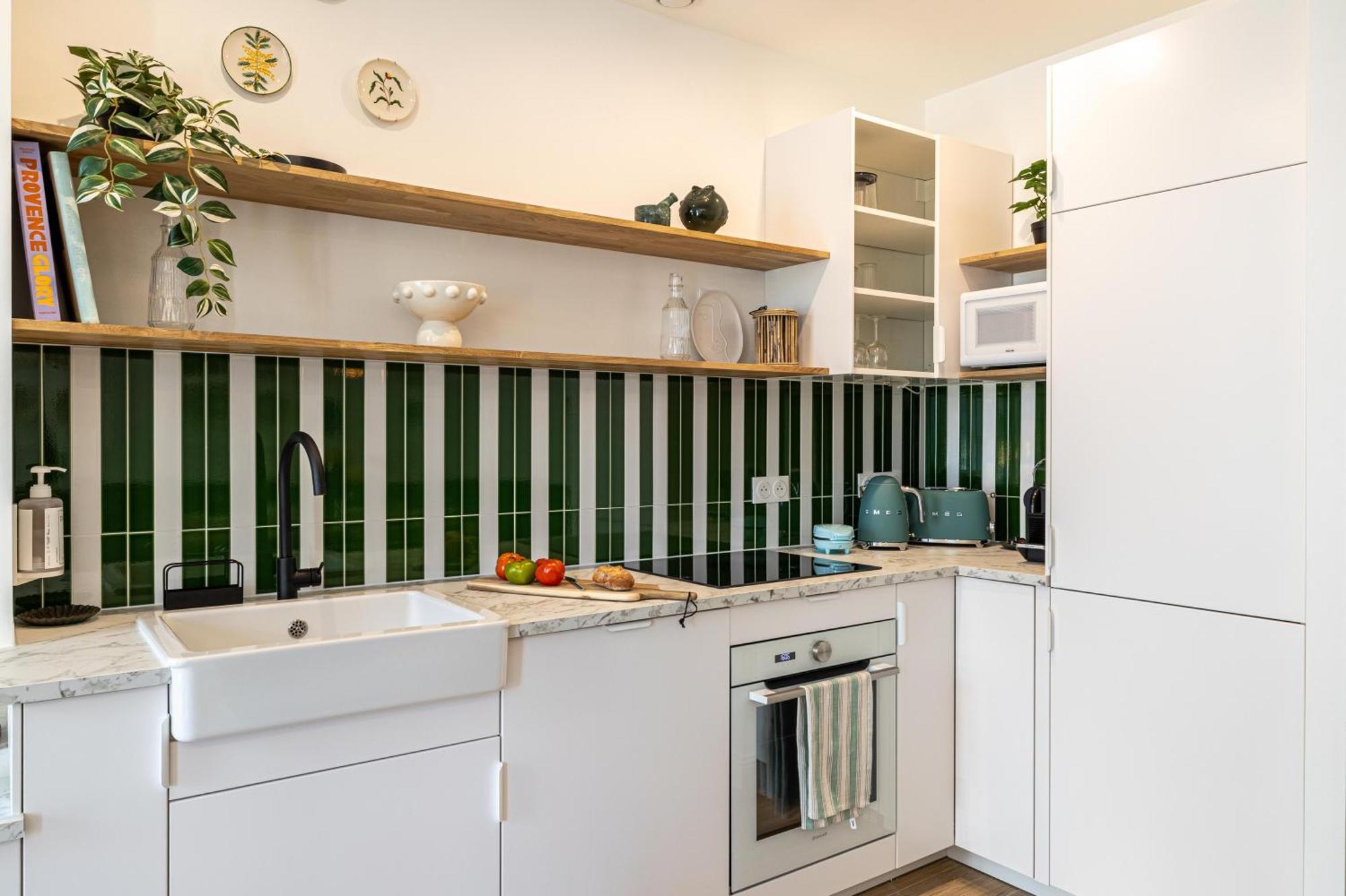 New! Remodeled & Spacious 4 Bedroom - 3 Bath - Heart Of - Ac In - With A Large Elevator * Nice