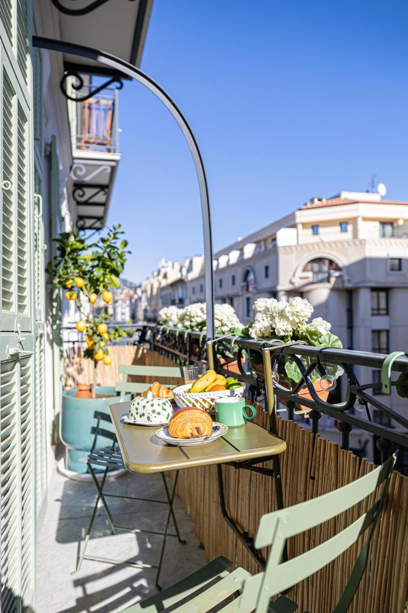 New! Remodeled & Spacious 4 Bedroom - 3 Bath - Heart Of - Ac In - With A Large Elevator Apartment Nice