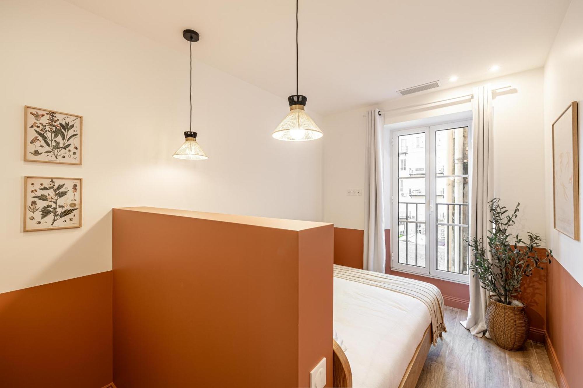 Apartment New! Remodeled & Spacious 4 Bedroom - 3 Bath - Heart Of - Ac In - With A Large Elevator