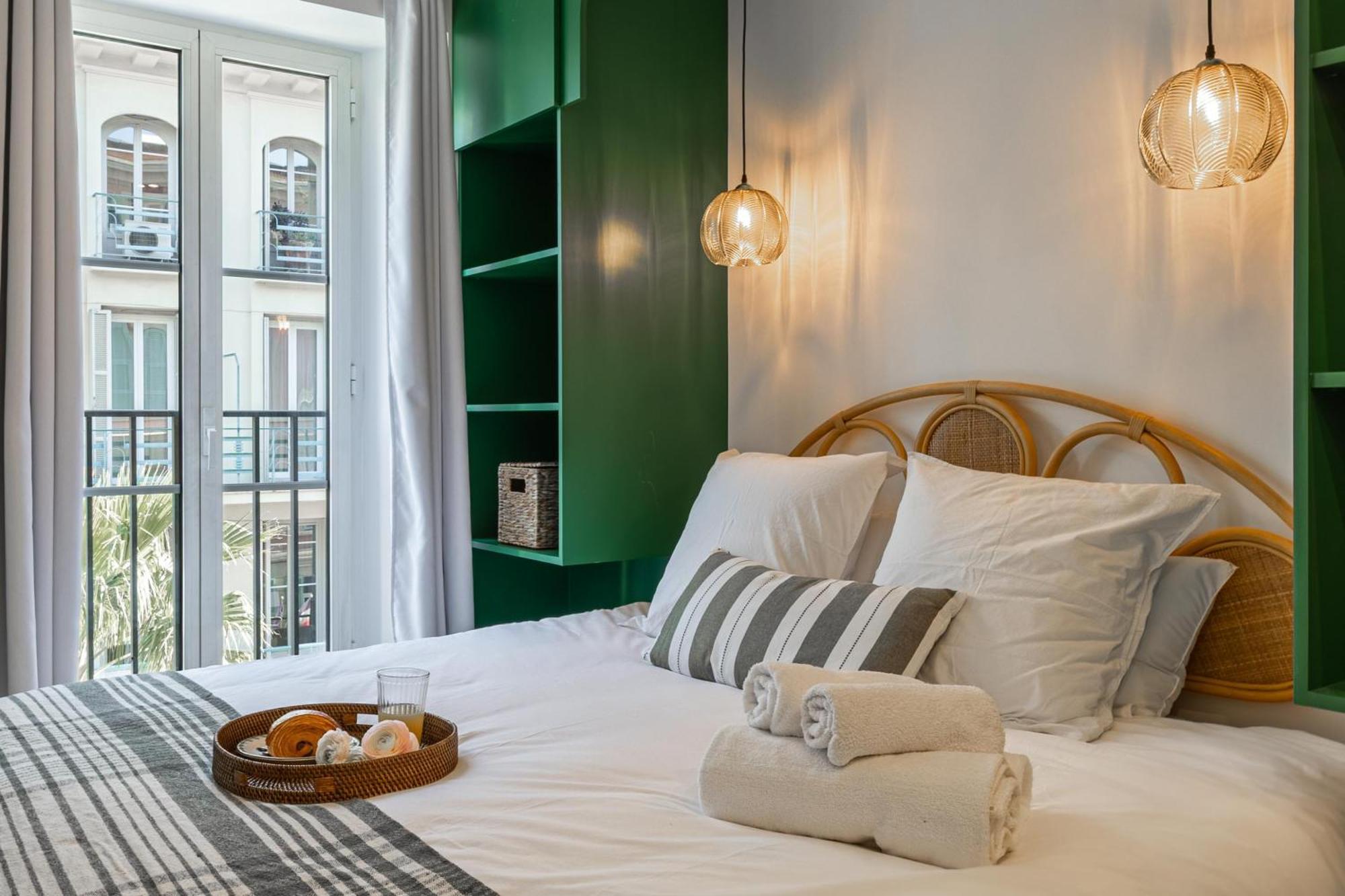 New! Remodeled & Spacious 4 Bedroom - 3 Bath - Heart Of - Ac In - With A Large Elevator Apartment *