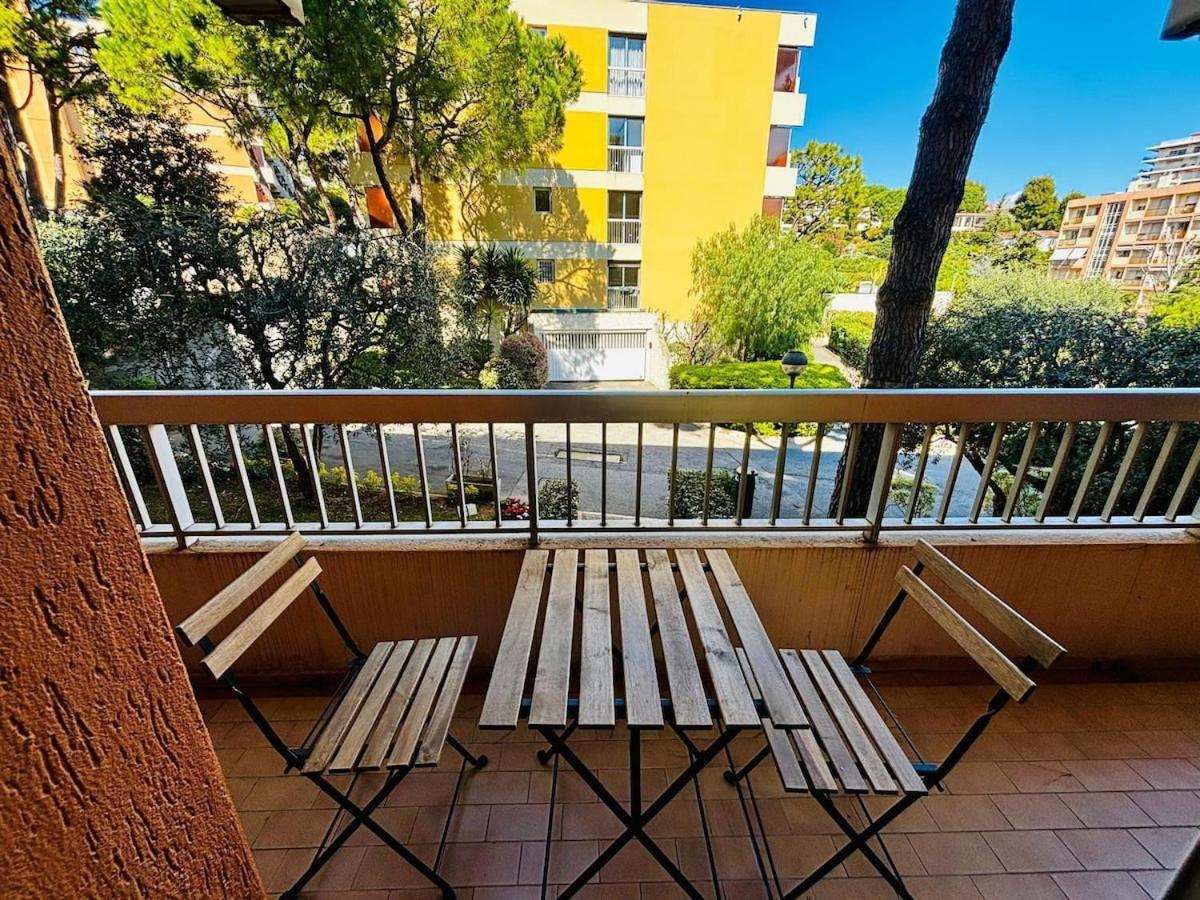 In A Private With Pool Apartment Nice