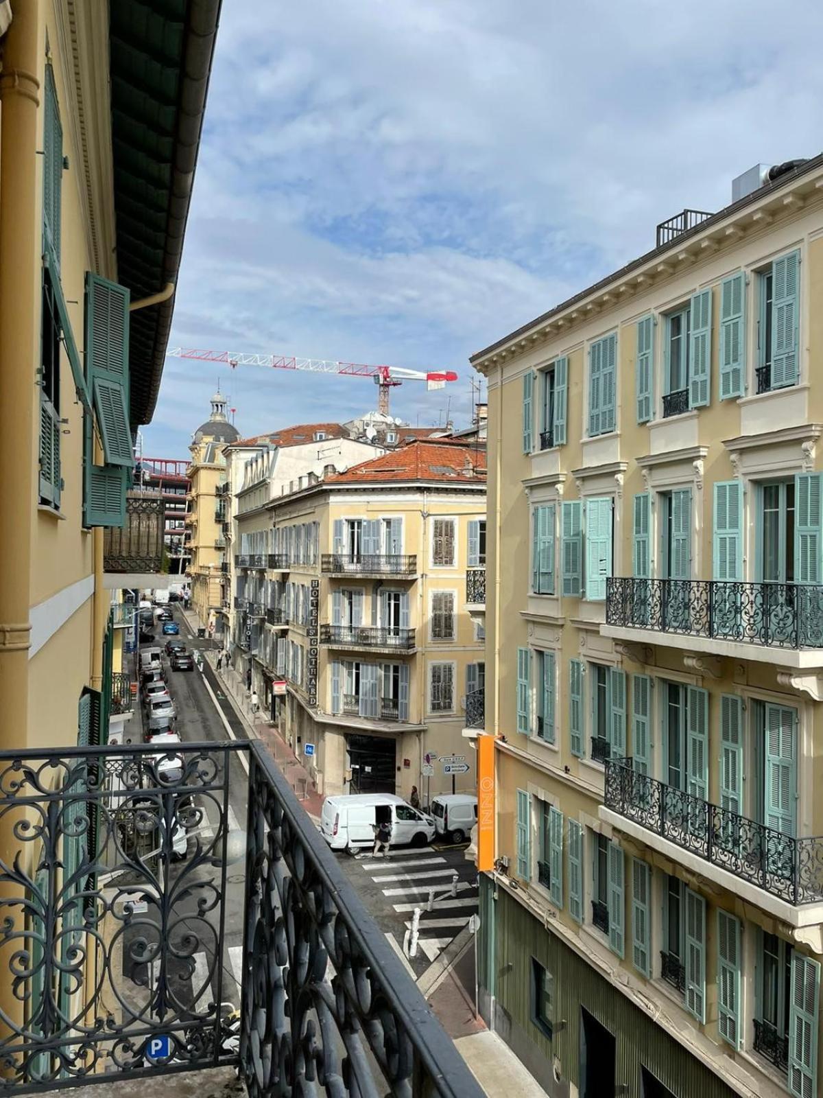 Large Flat W Balcony Centre
