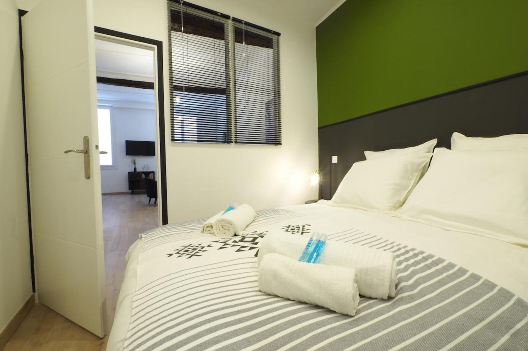 06r - Modern - Vieux Apartment