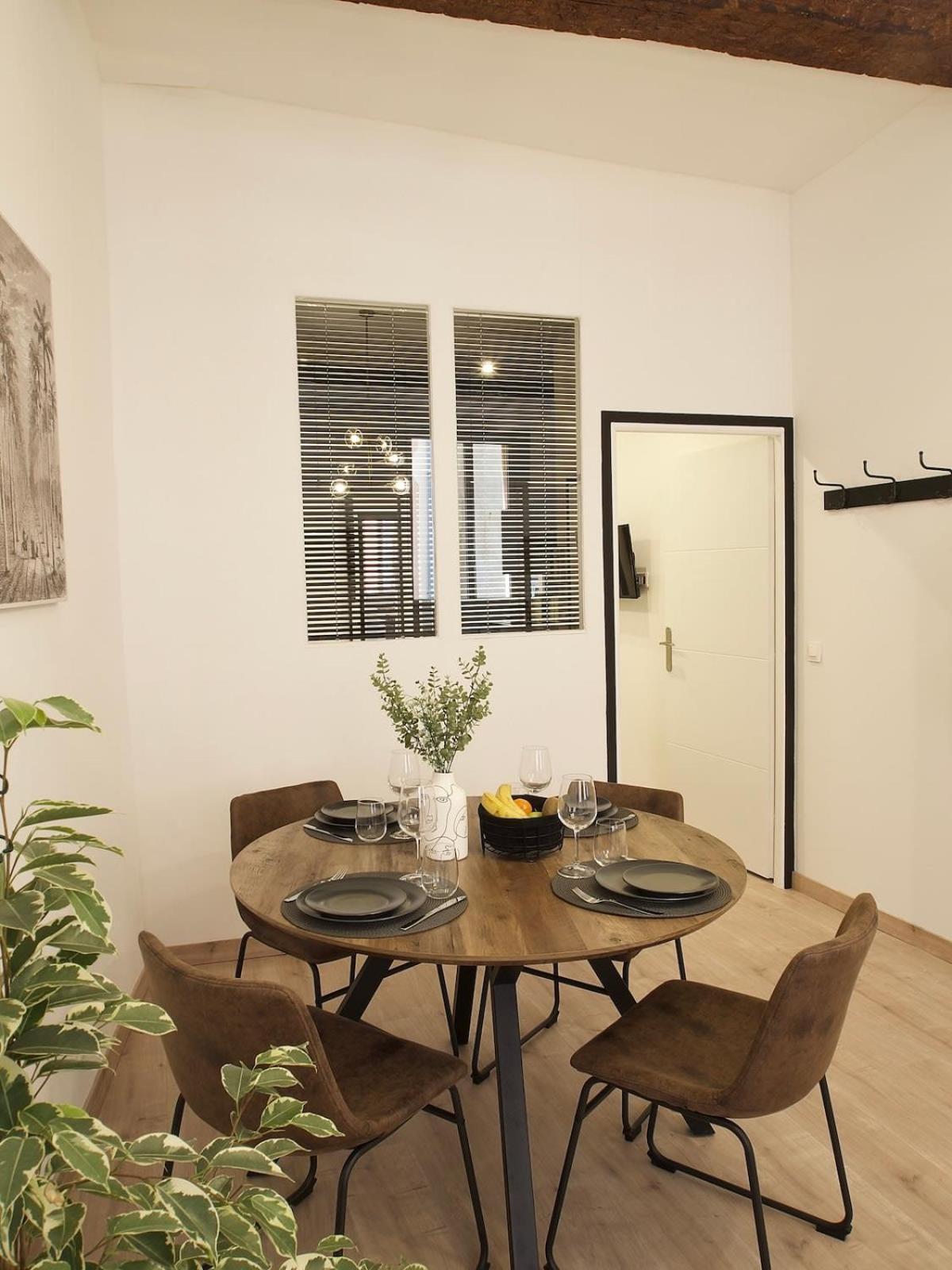 06r - Modern - Vieux Appartement Nice