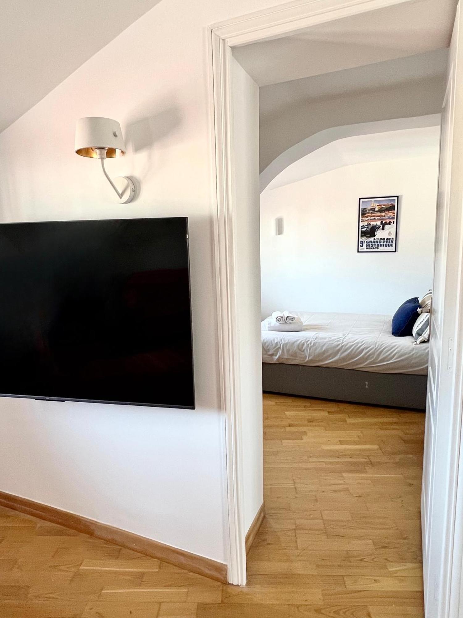 Charming Peaceful Haven In The Golden Square, Air-conditioned Apartment