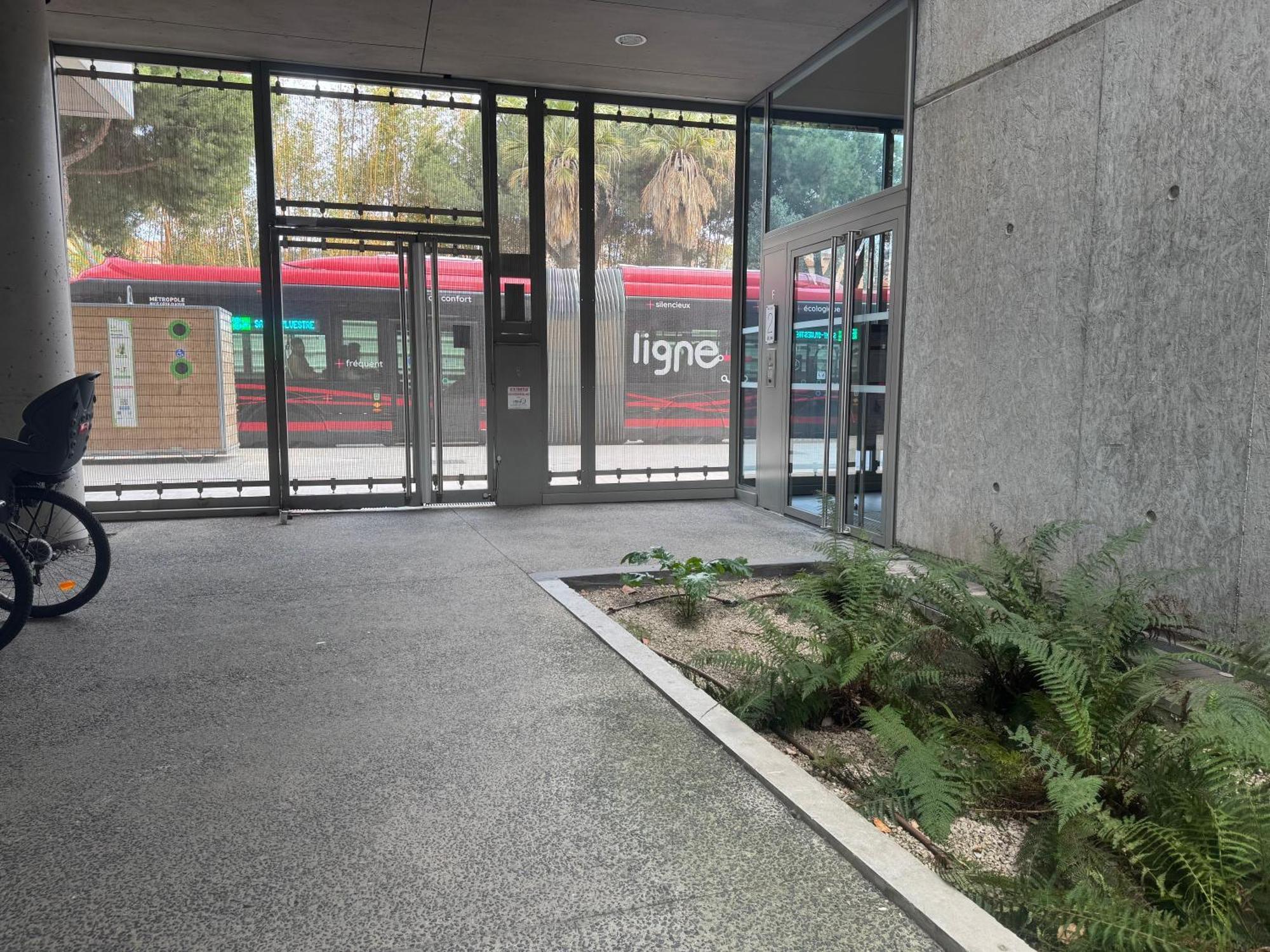 Beau Avec Belle Terrasse Au Centre De * Nice