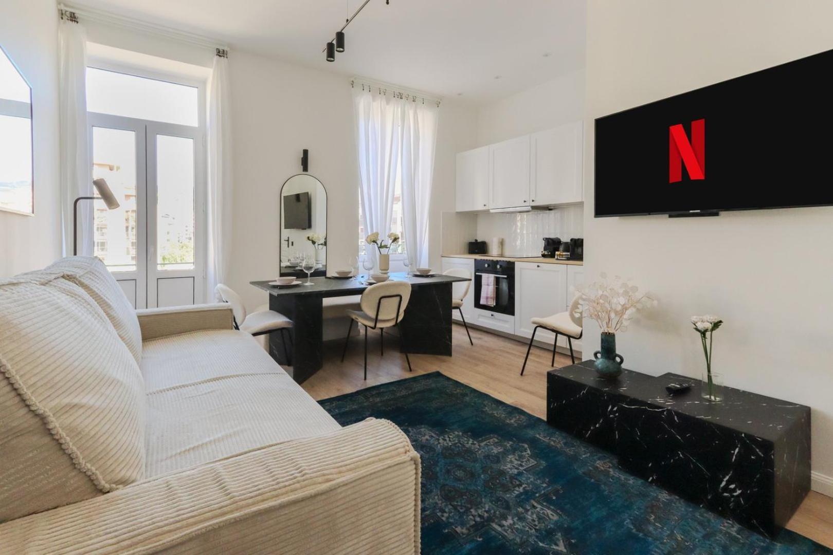 Fancy 3br Duplex Near Port & Old Town | By Airnest Apartment *