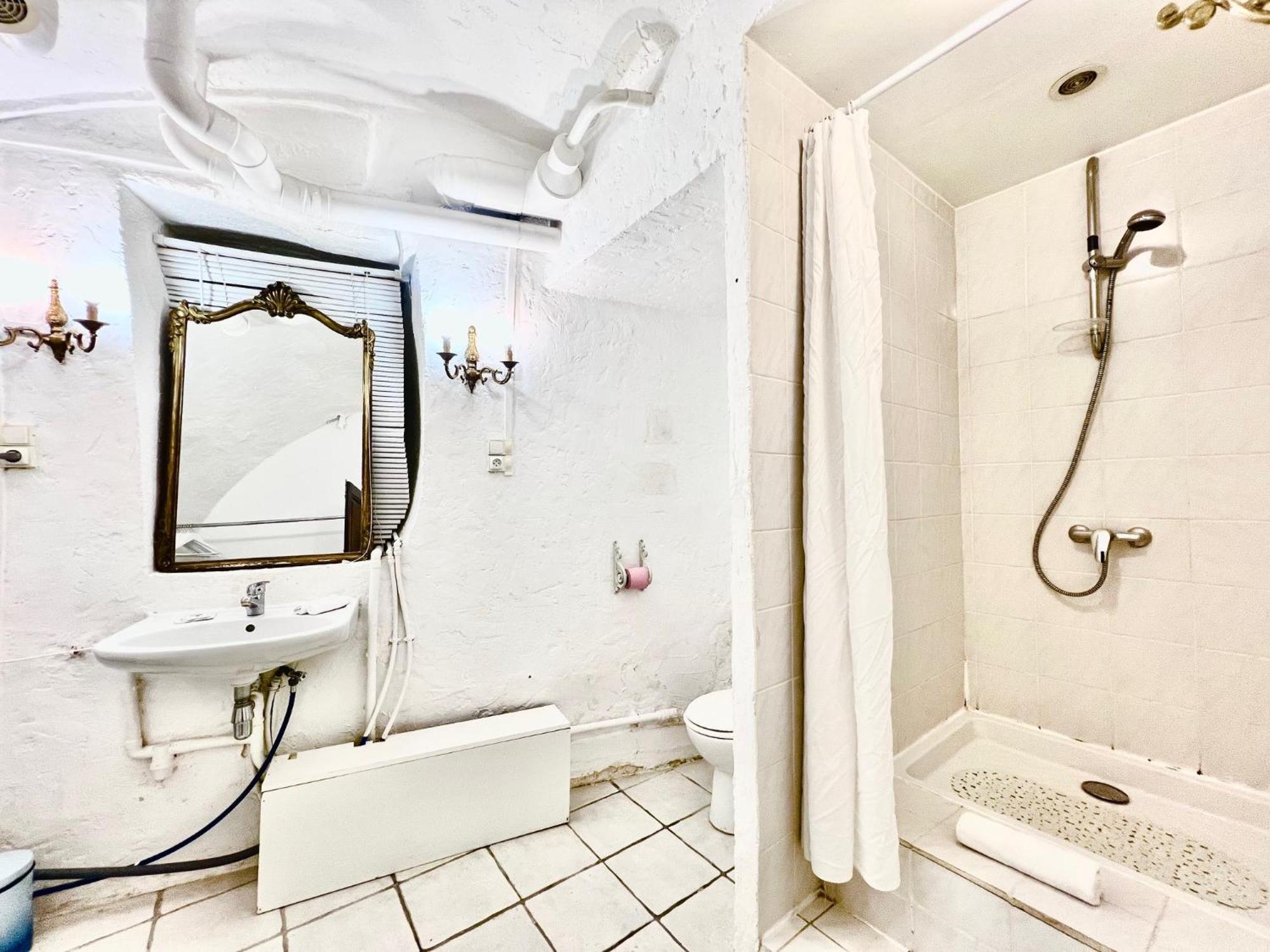 Riviera: Charming 4-room Beachside In Old Town Apartment Nice