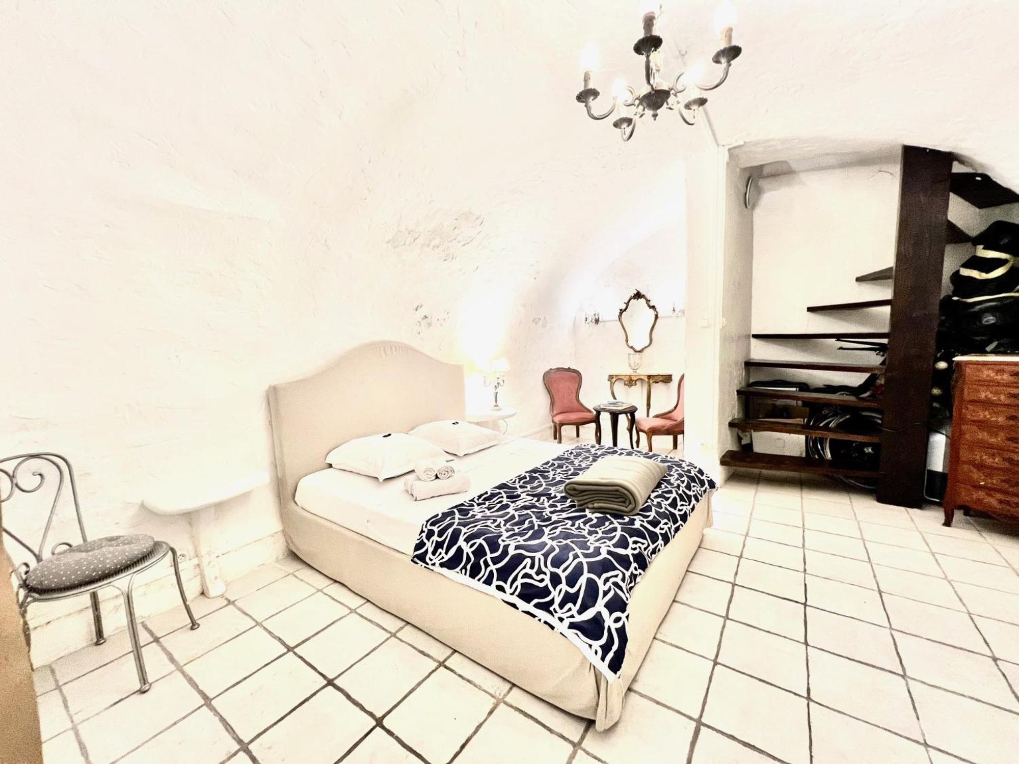 Riviera: Charming 4-room Beachside In Old Town *