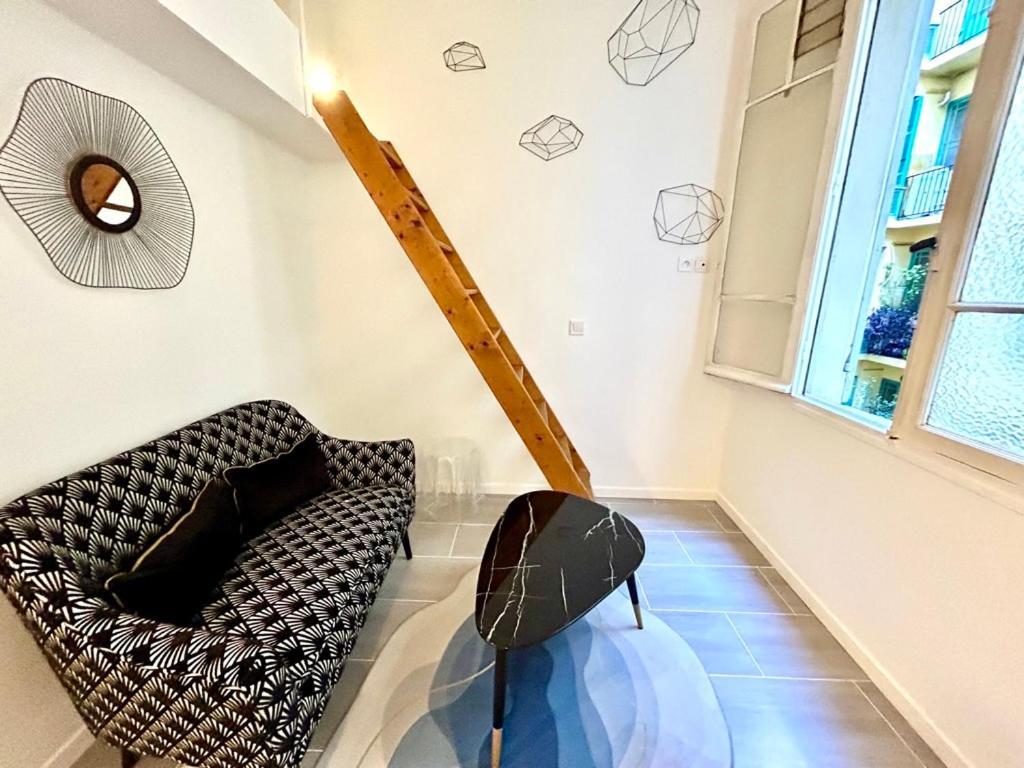 Center - 1 Min Train Station & Main Street *