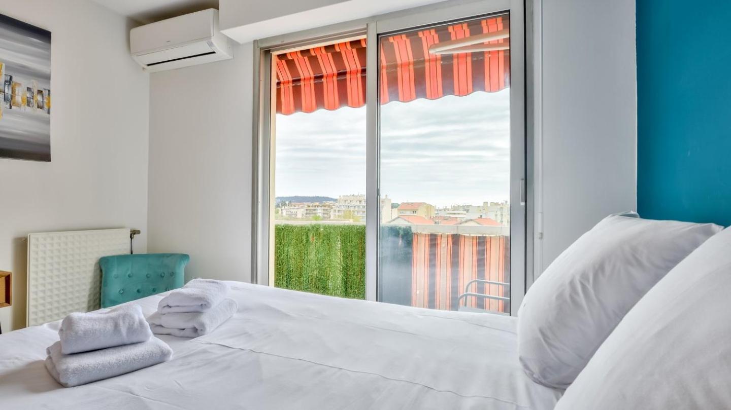 Amazing 1br Flat With Balcony And View In De * Nice