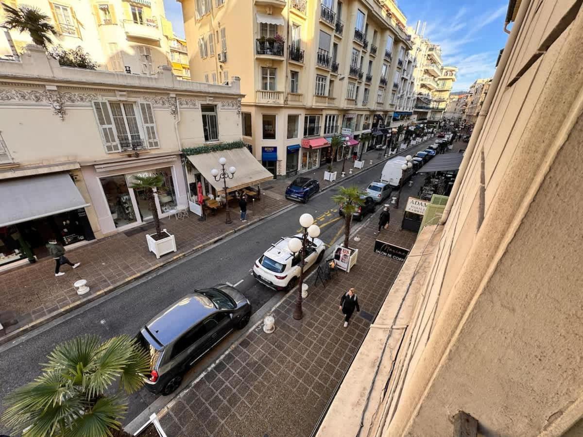 With Mezzanine 3 Minutes To Sea