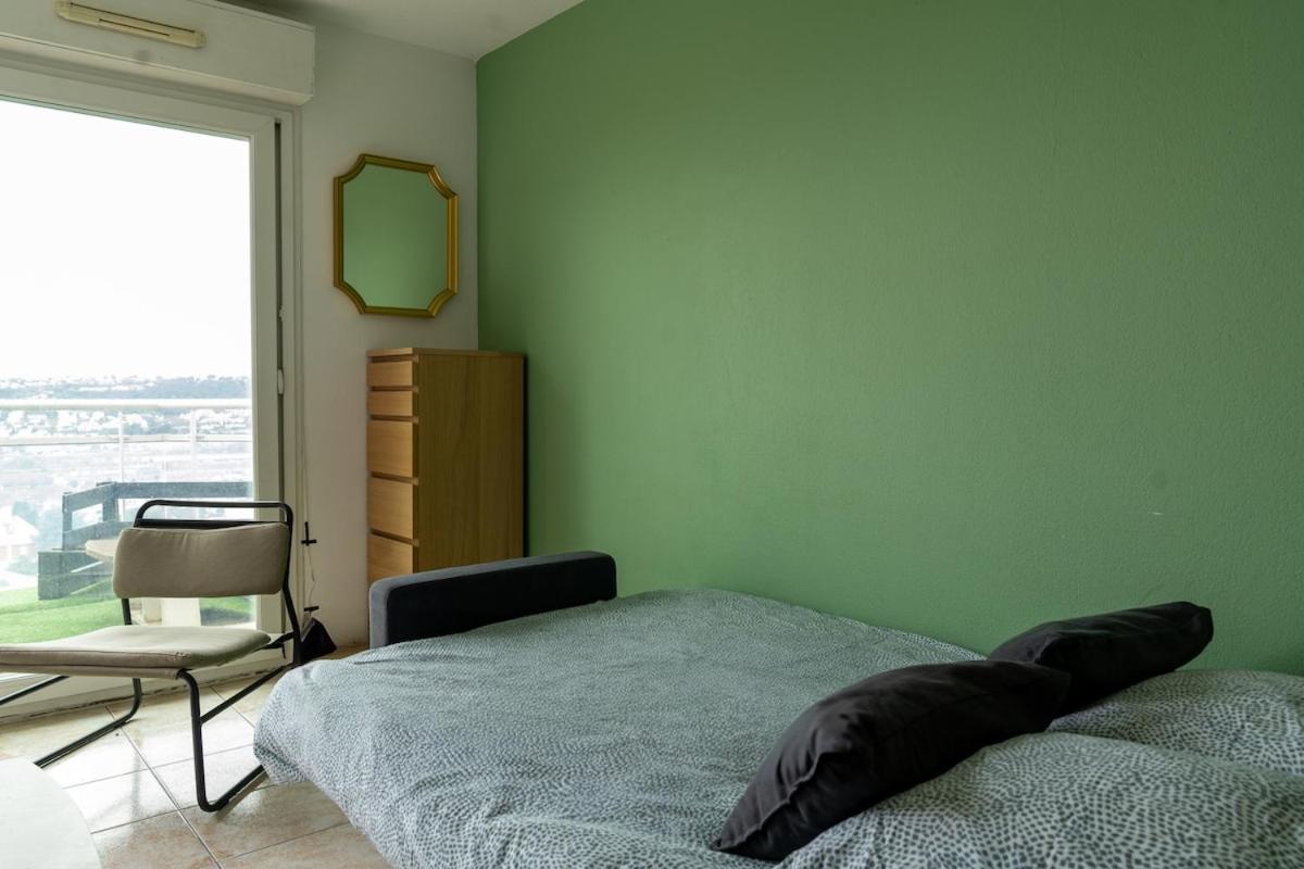 Equipe Dans Avec Piscine A 10mn Du Centre Nice