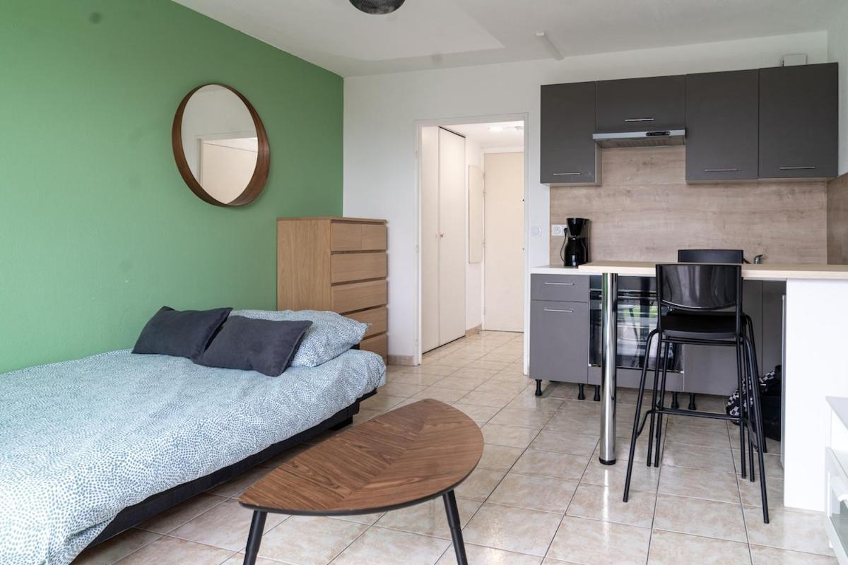 Equipe Dans Avec Piscine A 10mn Du Centre Apartment