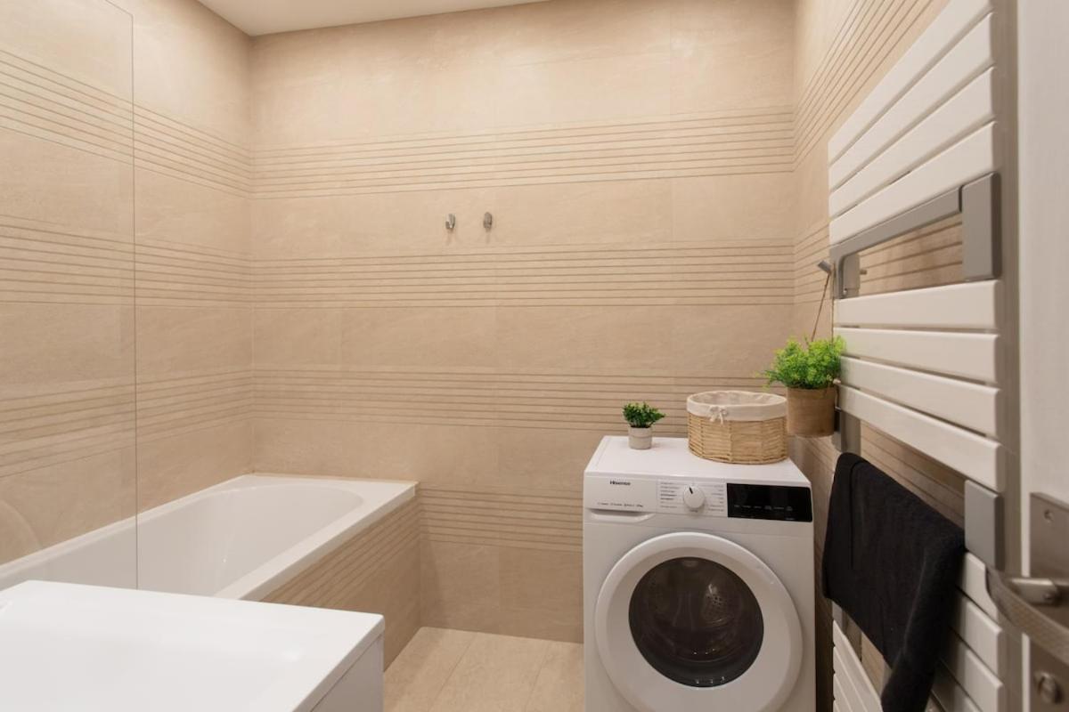L38 Staywizus - Fleur 7min Walk To Beach, Free Parking Balcony & Ac Nice