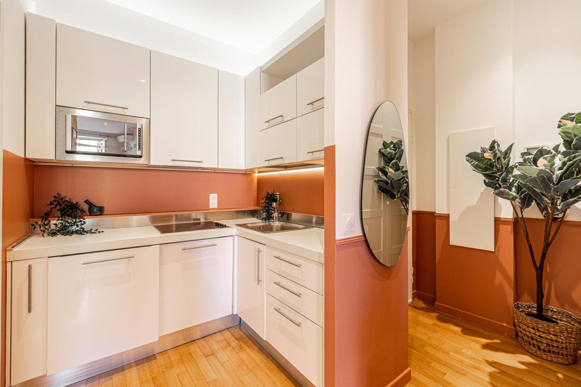 New! Remodeled In The Heart Of Nice, 3 Min, 2br, Ac, Elevator, Amazing Little Terrace, Location! Apartment Nice