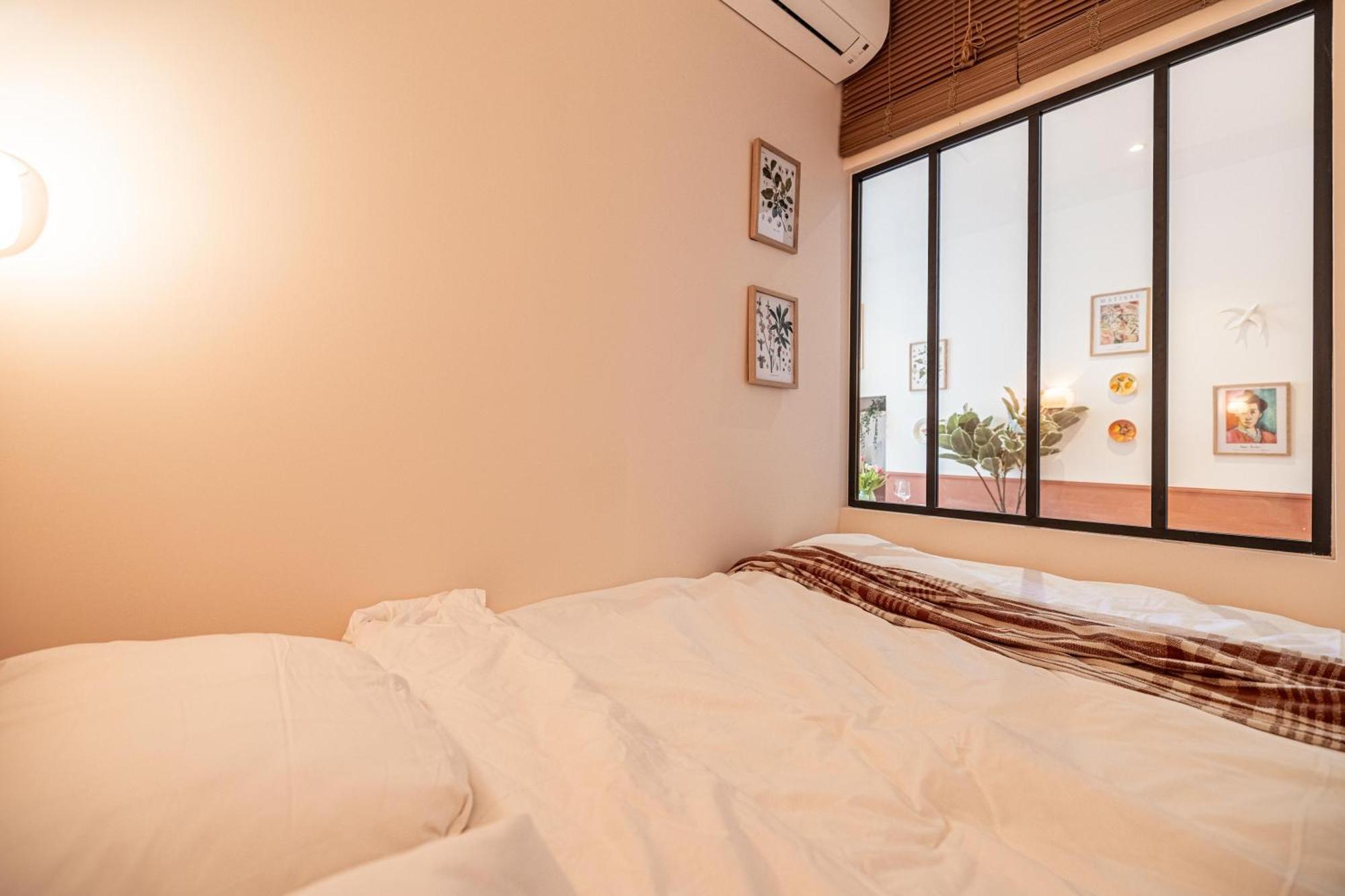 New! Remodeled In The Heart Of Nice, 3 Min, 2br, Ac, Elevator, Amazing Little Terrace, Location! *
