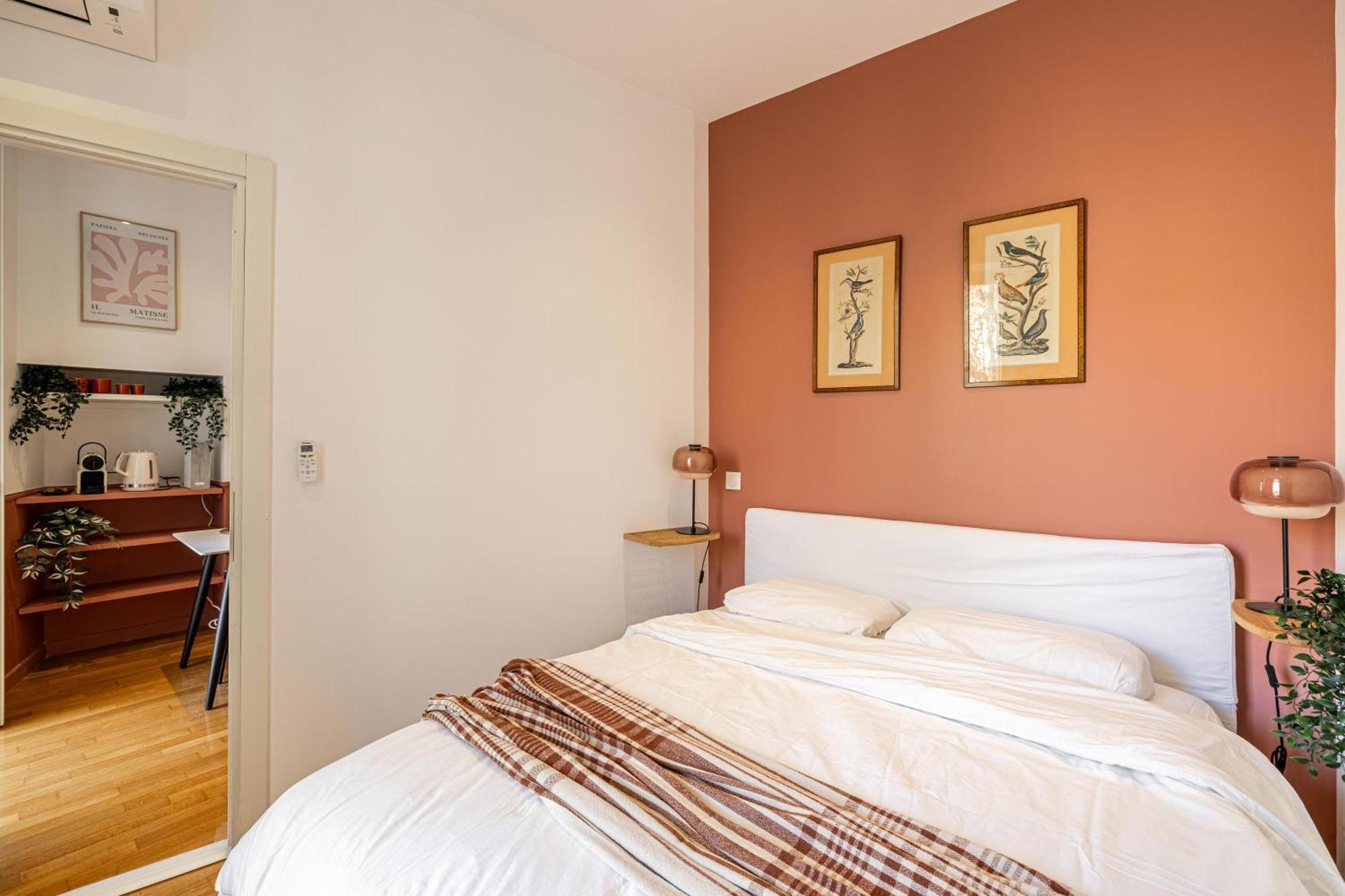 New! Remodeled In The Heart Of Nice, 3 Min, 2br, Ac, Elevator, Amazing Little Terrace, Location! Apartment *