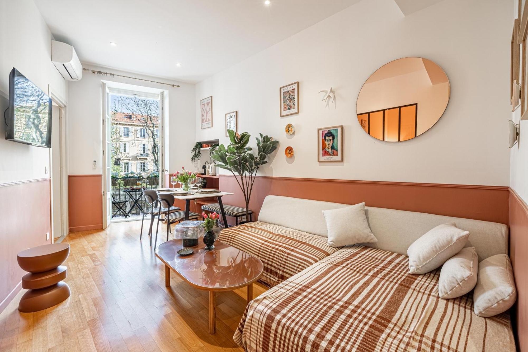 New! Remodeled In The Heart Of Nice, 3 Min, 2br, Ac, Elevator, Amazing Little Terrace, Location! *