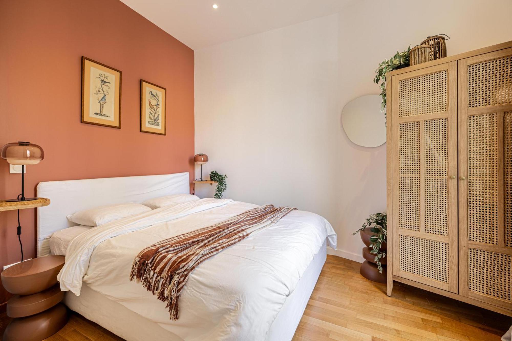New! Remodeled In The Heart Of Nice, 3 Min, 2br, Ac, Elevator, Amazing Little Terrace, Location! * Nice