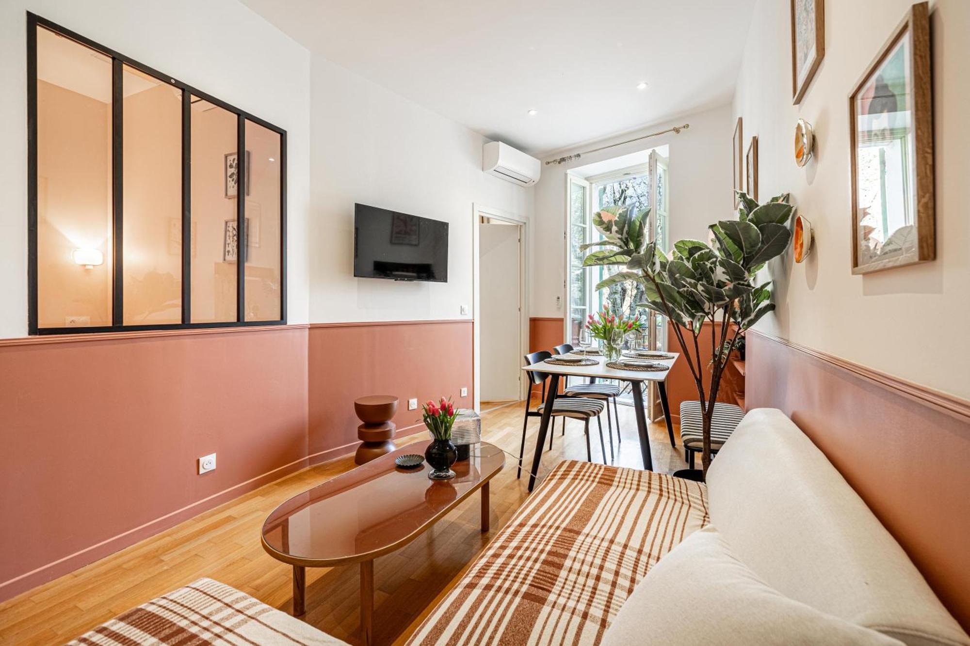 New! Remodeled In The Heart Of Nice, 3 Min, 2br, Ac, Elevator, Amazing Little Terrace, Location! Apartment Nice