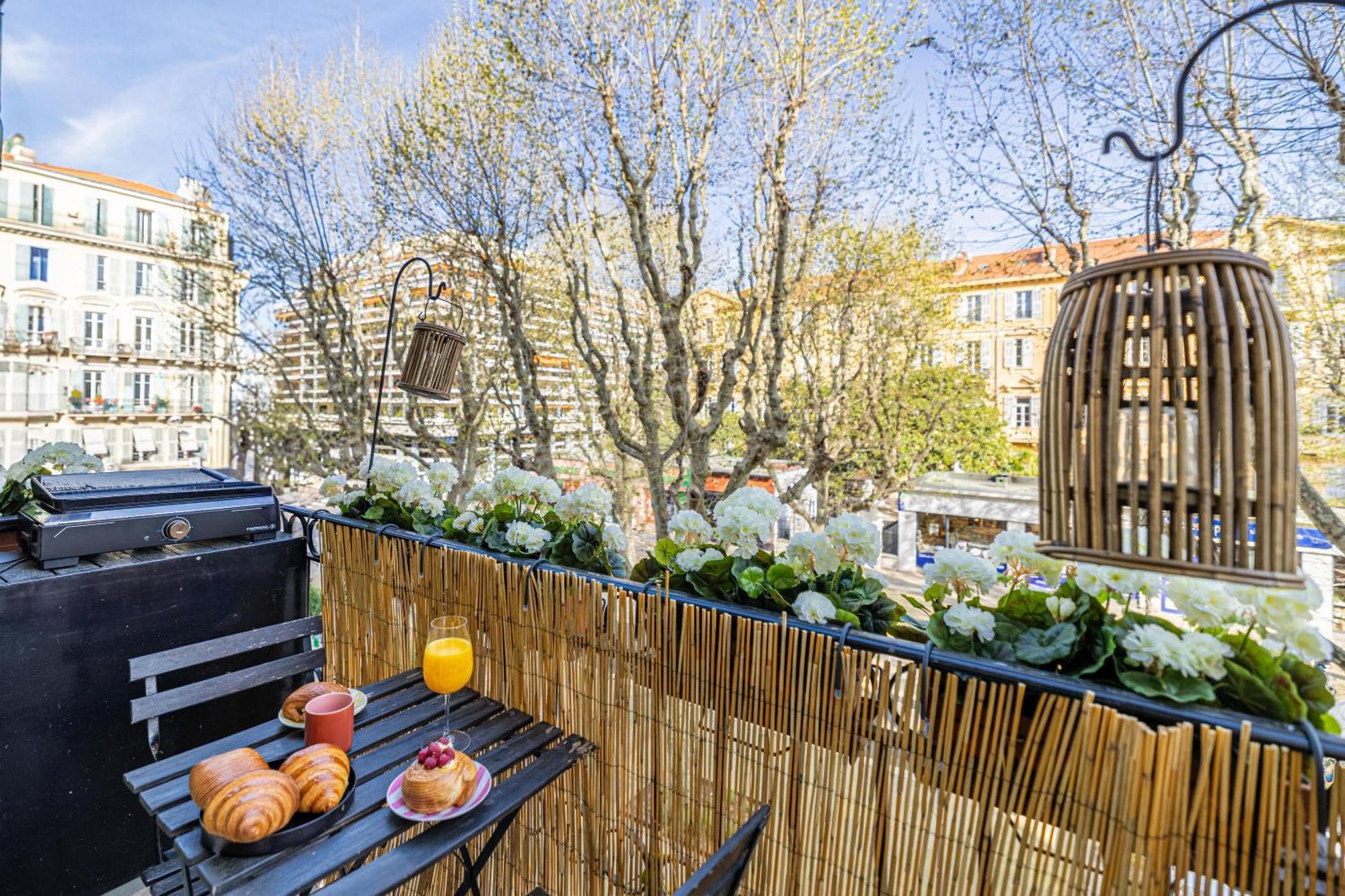 New! Remodeled In The Heart Of Nice, 3 Min, 2br, Ac, Elevator, Amazing Little Terrace, Location! Apartment *