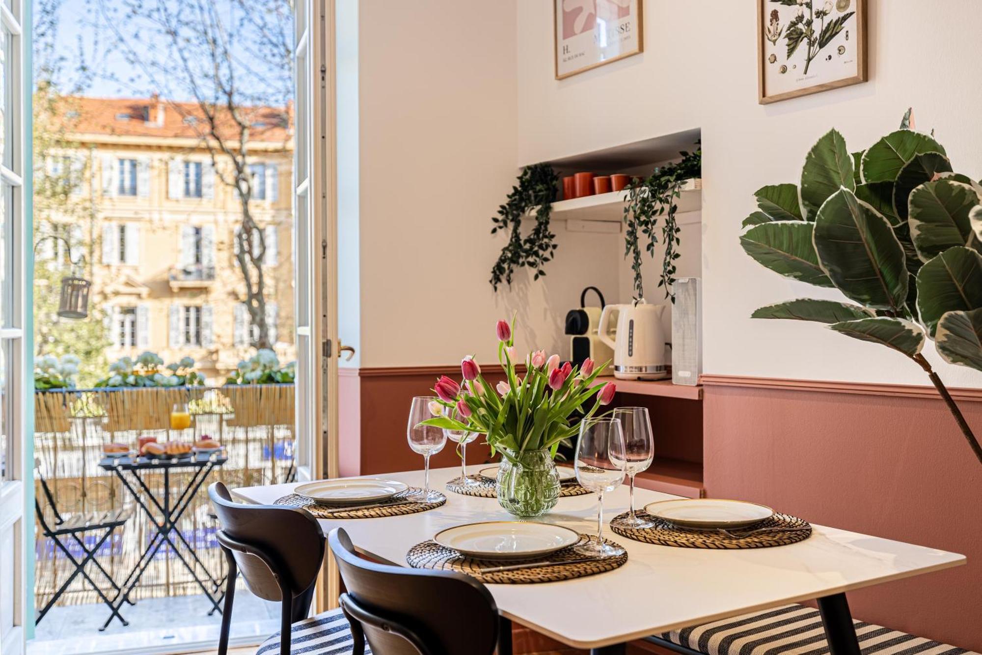 Apartment New! Remodeled In The Heart Of Nice, 3 Min, 2br, Ac, Elevator, Amazing Little Terrace, Location! *