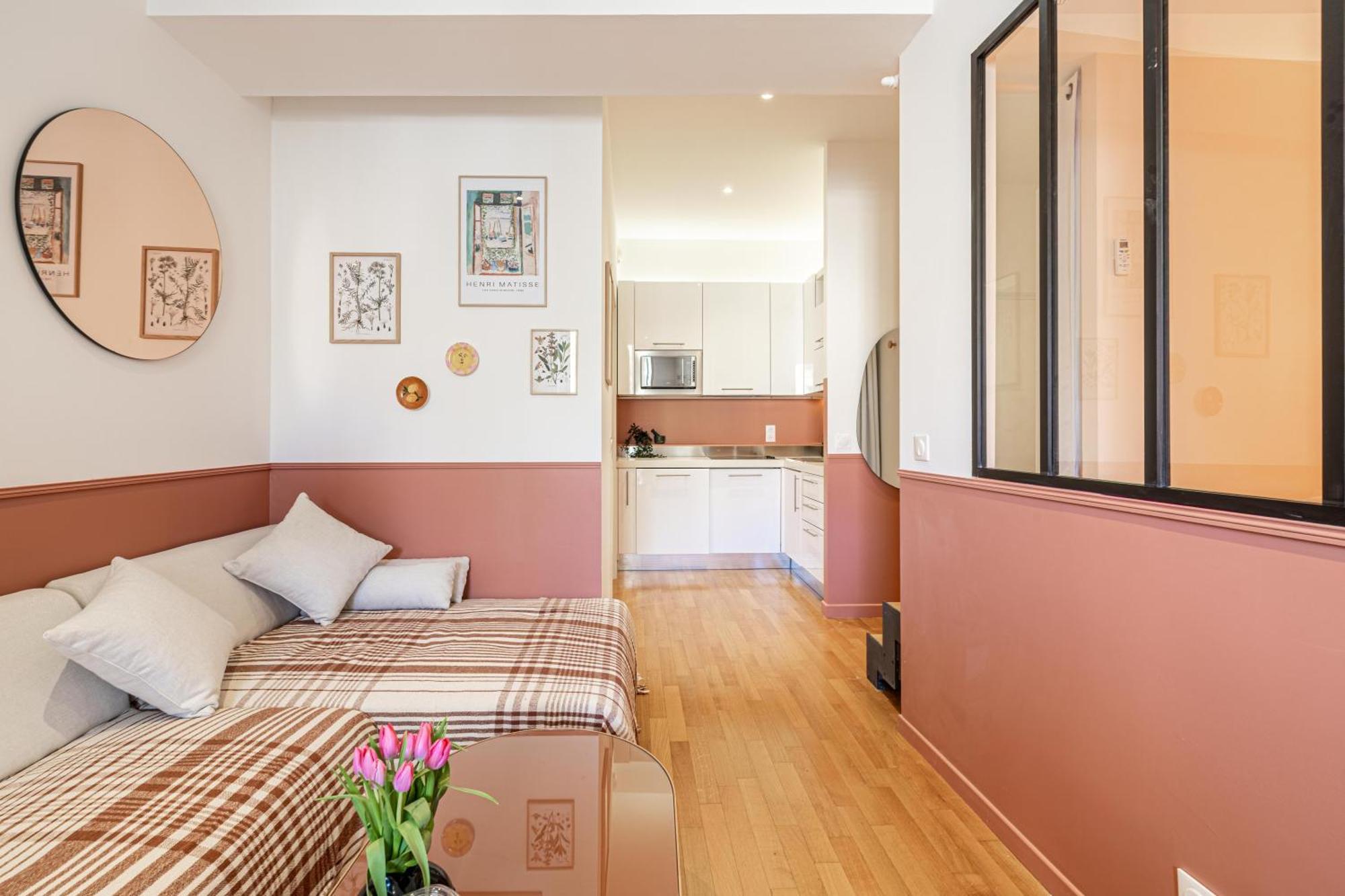 Apartment New! Remodeled In The Heart Of Nice, 3 Min, 2br, Ac, Elevator, Amazing Little Terrace, Location! Nice