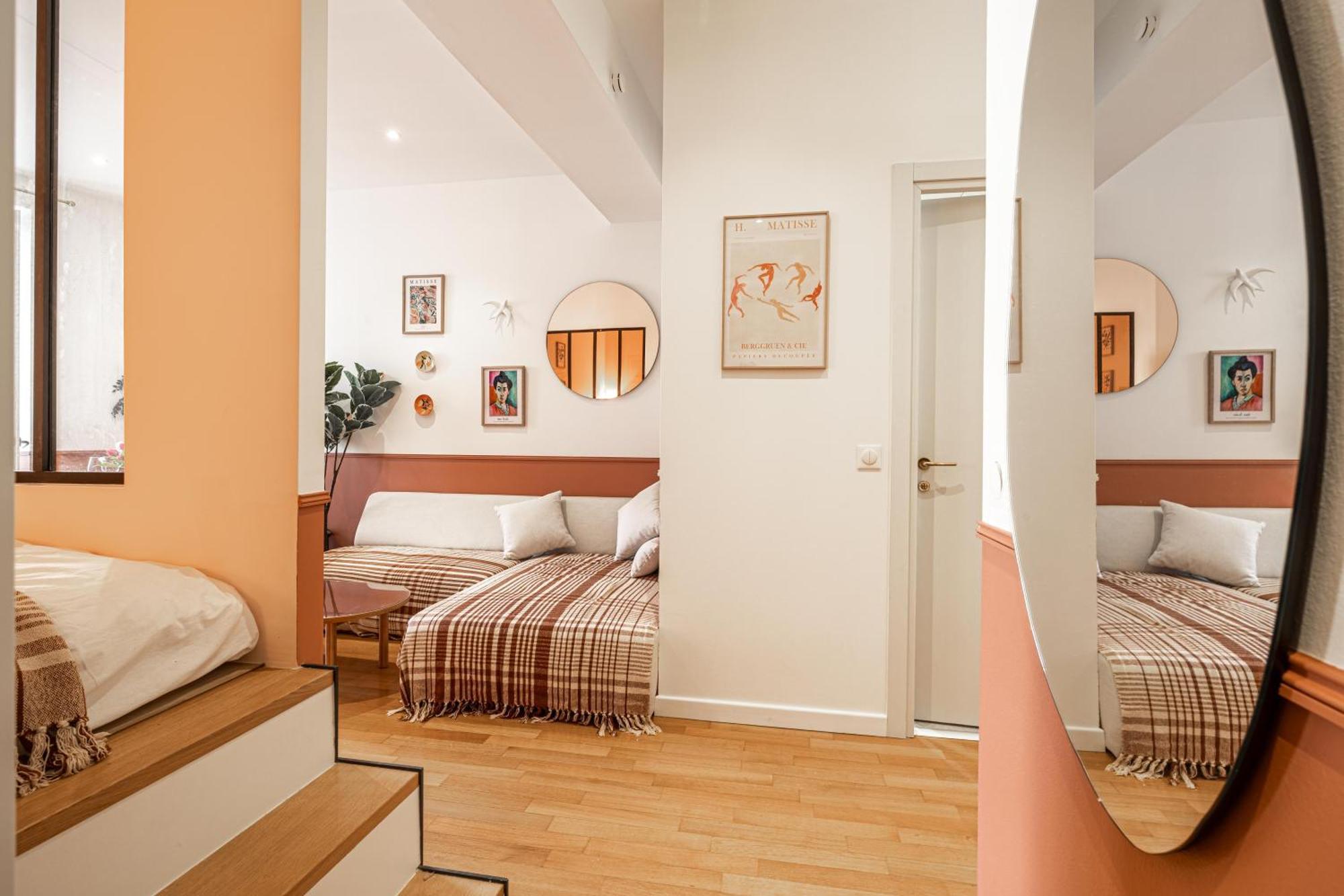 New! Remodeled In The Heart Of Nice, 3 Min, 2br, Ac, Elevator, Amazing Little Terrace, Location! Apartment *