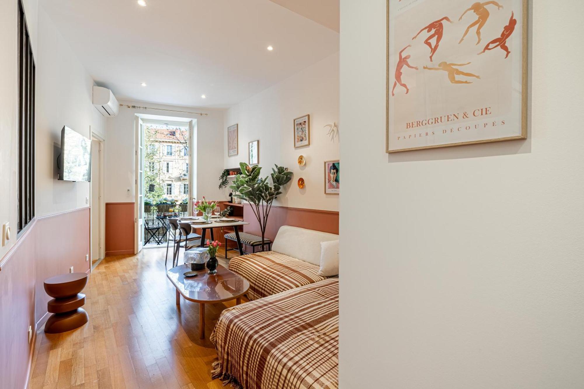 New! Remodeled In The Heart Of Nice, 3 Min, 2br, Ac, Elevator, Amazing Little Terrace, Location! Nice