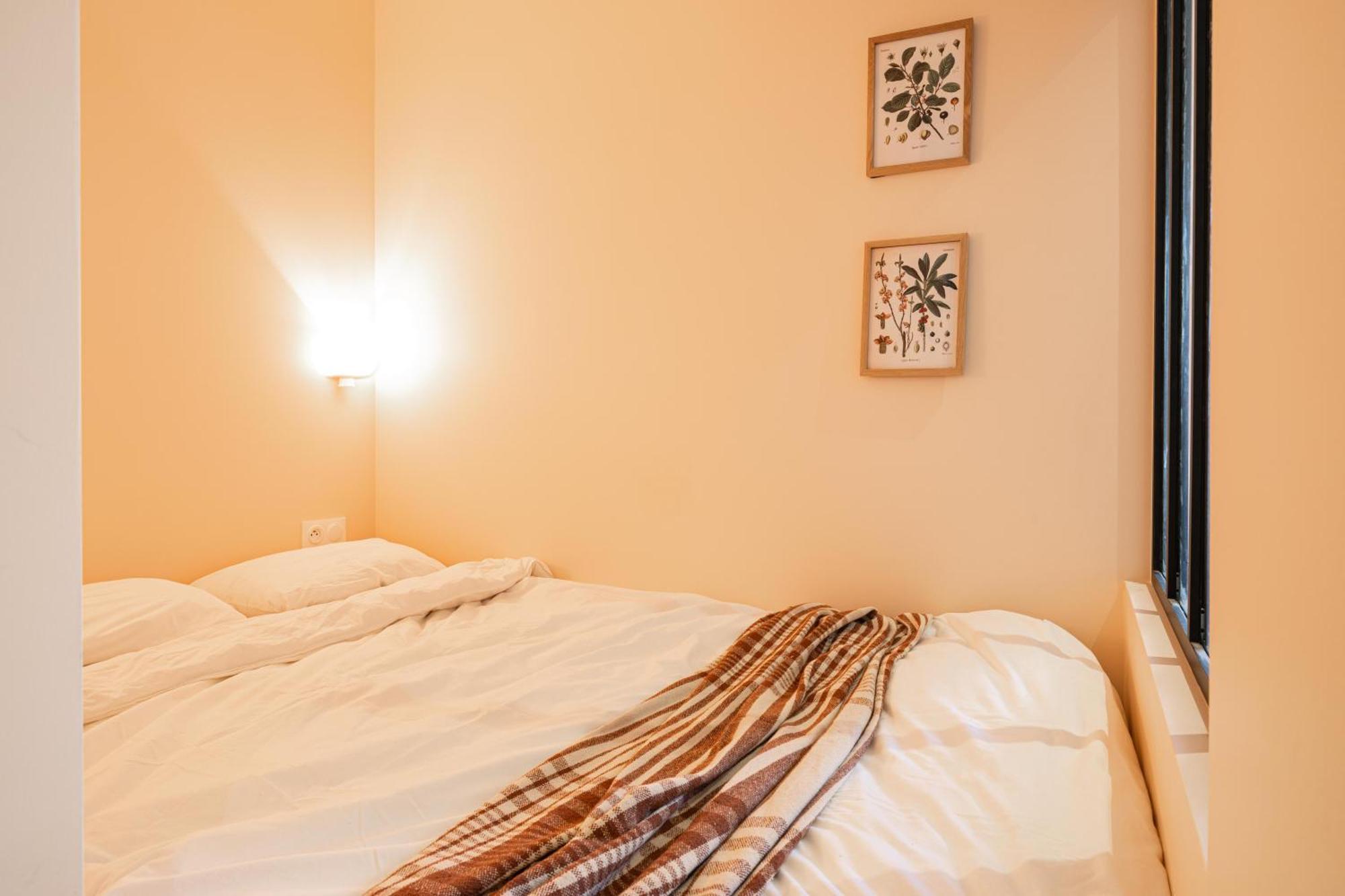 Apartment New! Remodeled In The Heart Of Nice, 3 Min, 2br, Ac, Elevator, Amazing Little Terrace, Location!