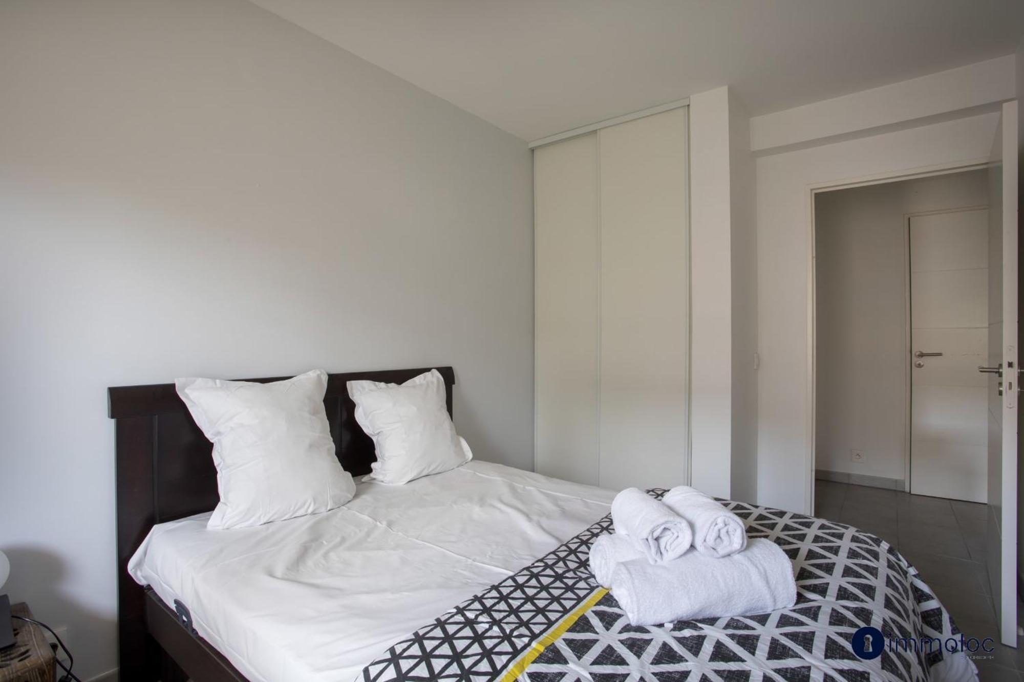 Air-conditioned Near Liberation District *