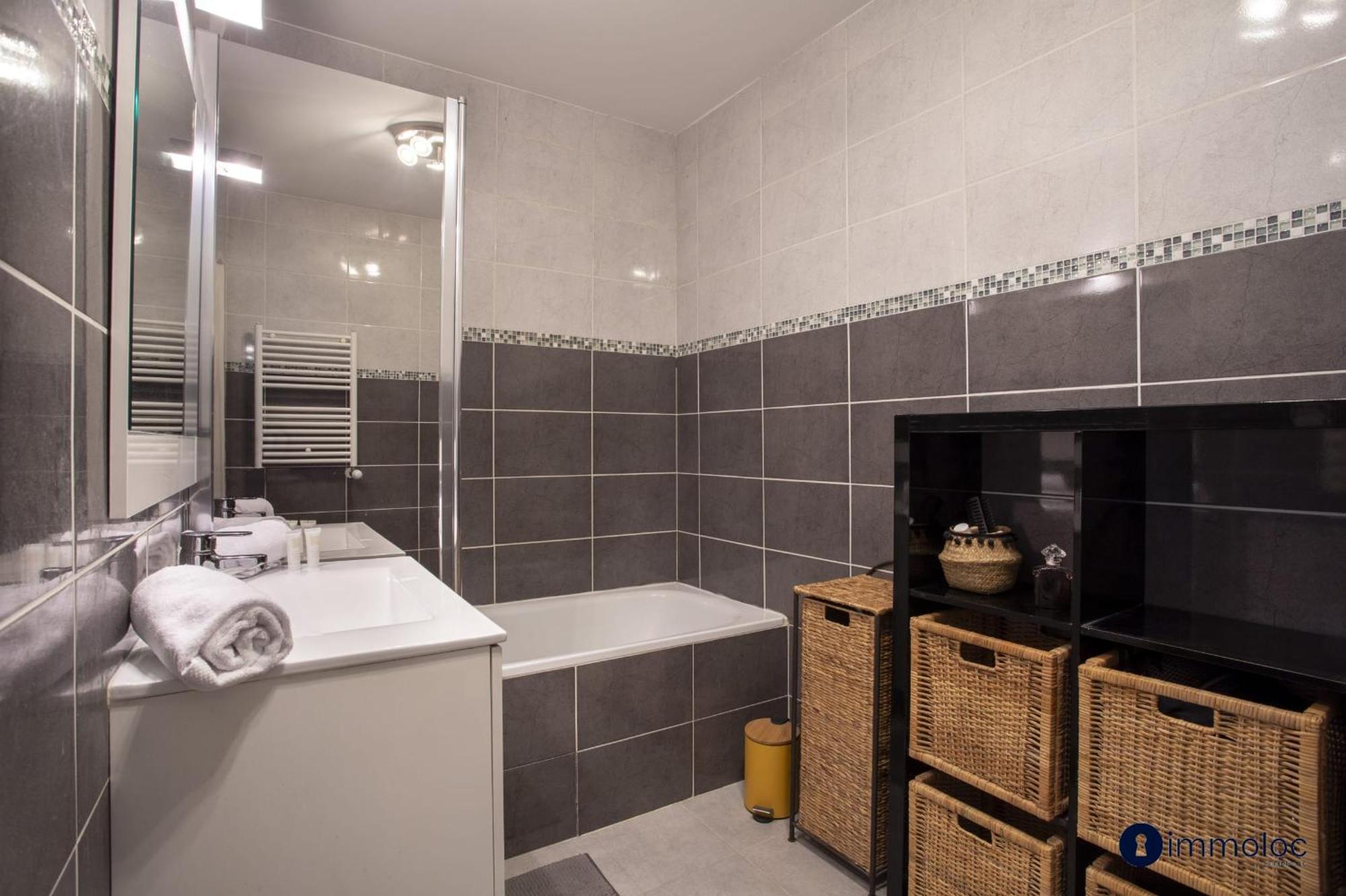 Air-conditioned Near Liberation District Apartment