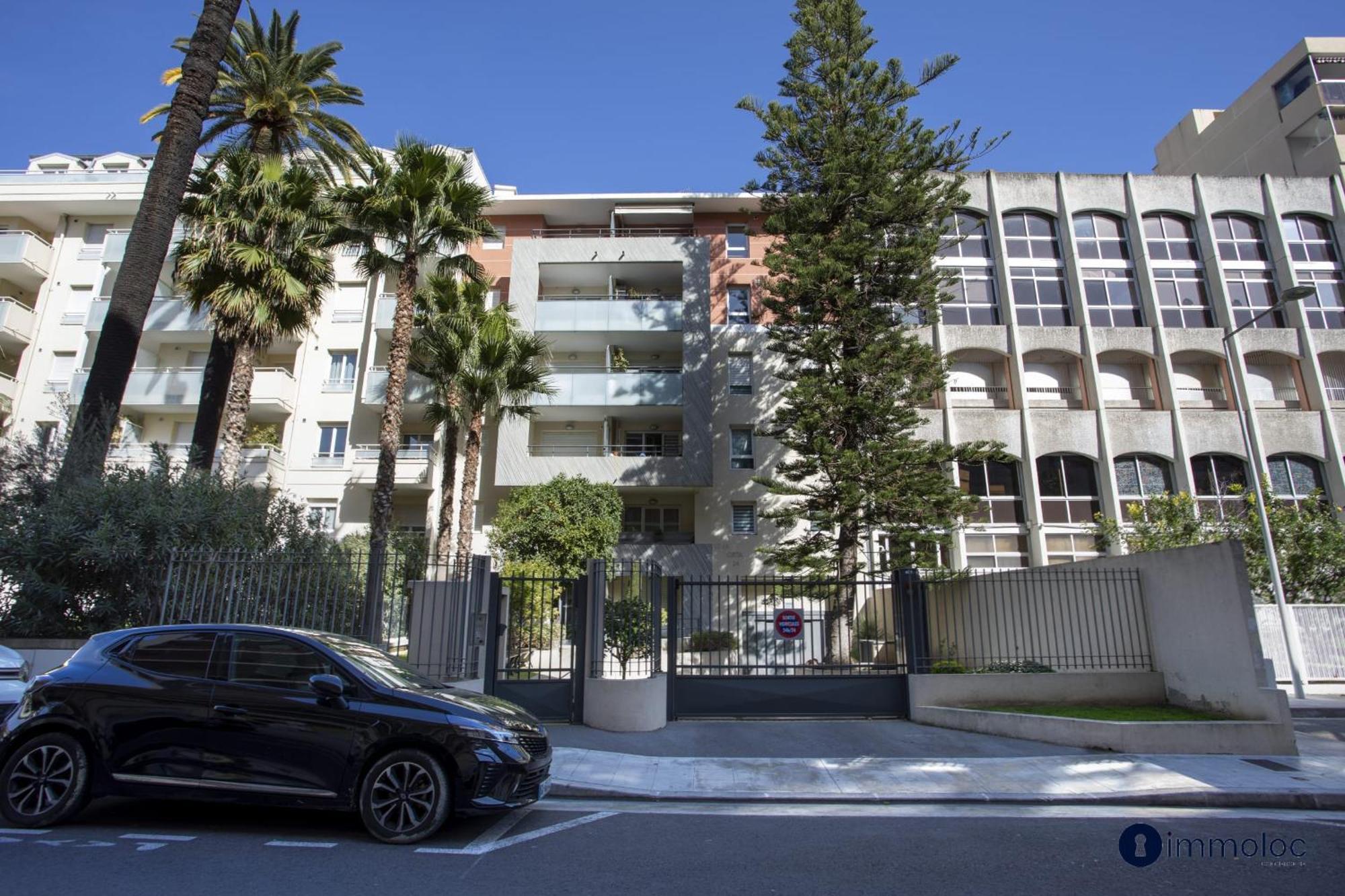 Apartment Air-conditioned Near Liberation District *