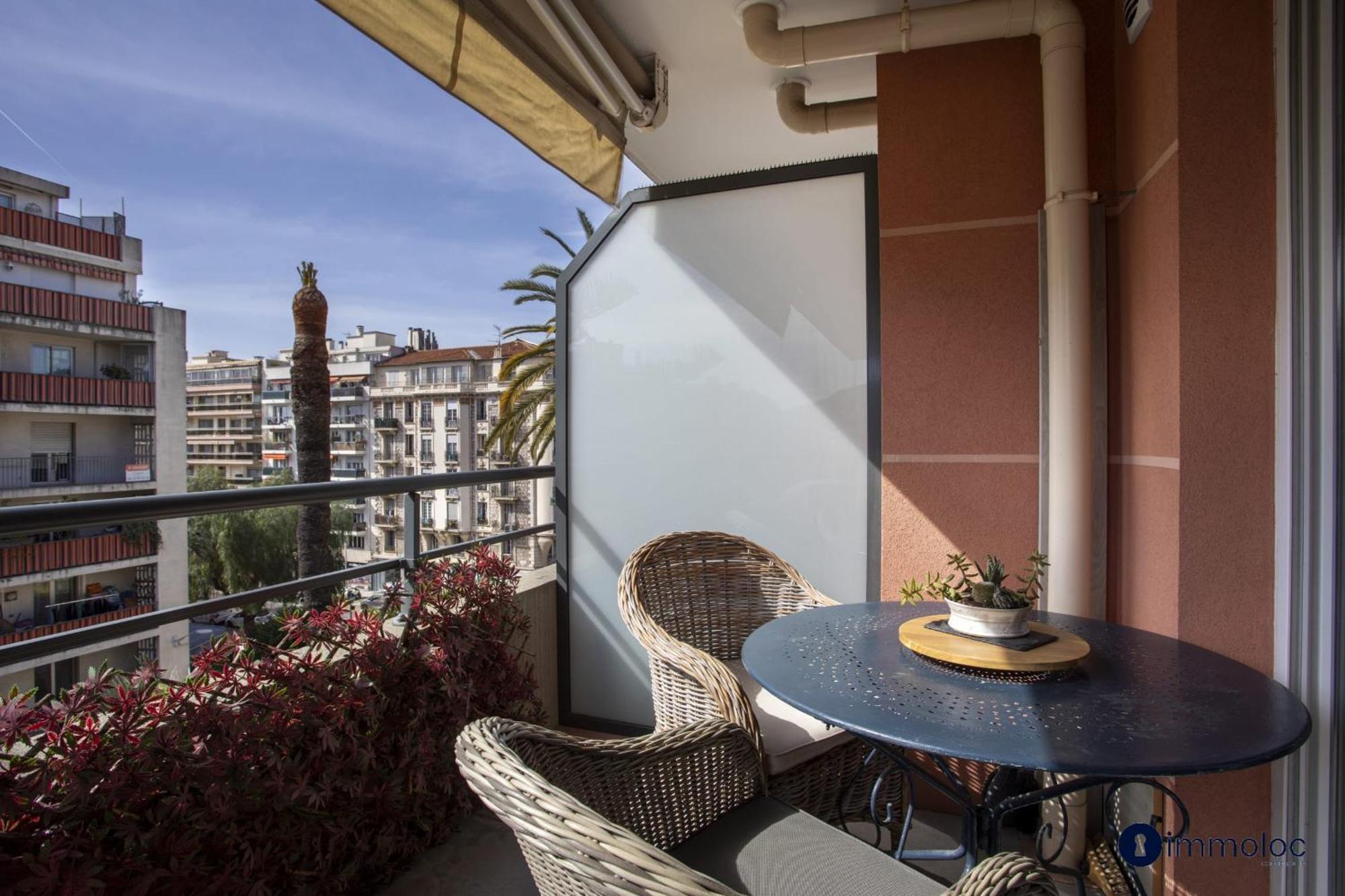 Apartment Air-conditioned Near Liberation District *