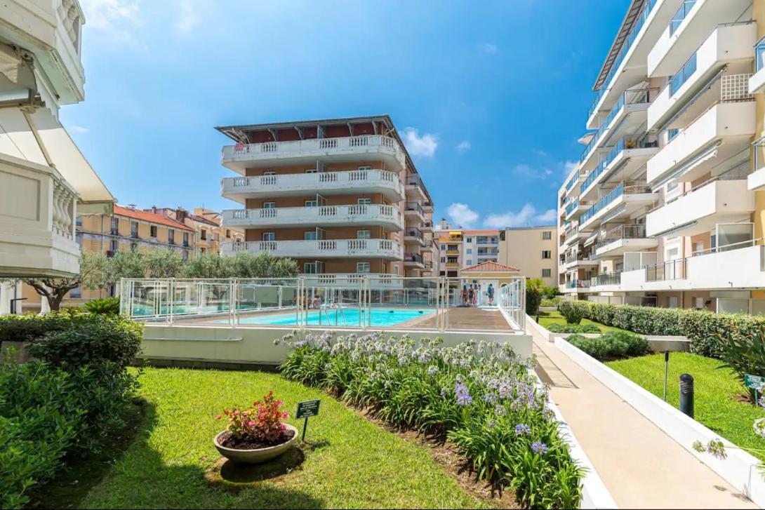 Charming With Swimming Pool * Nice