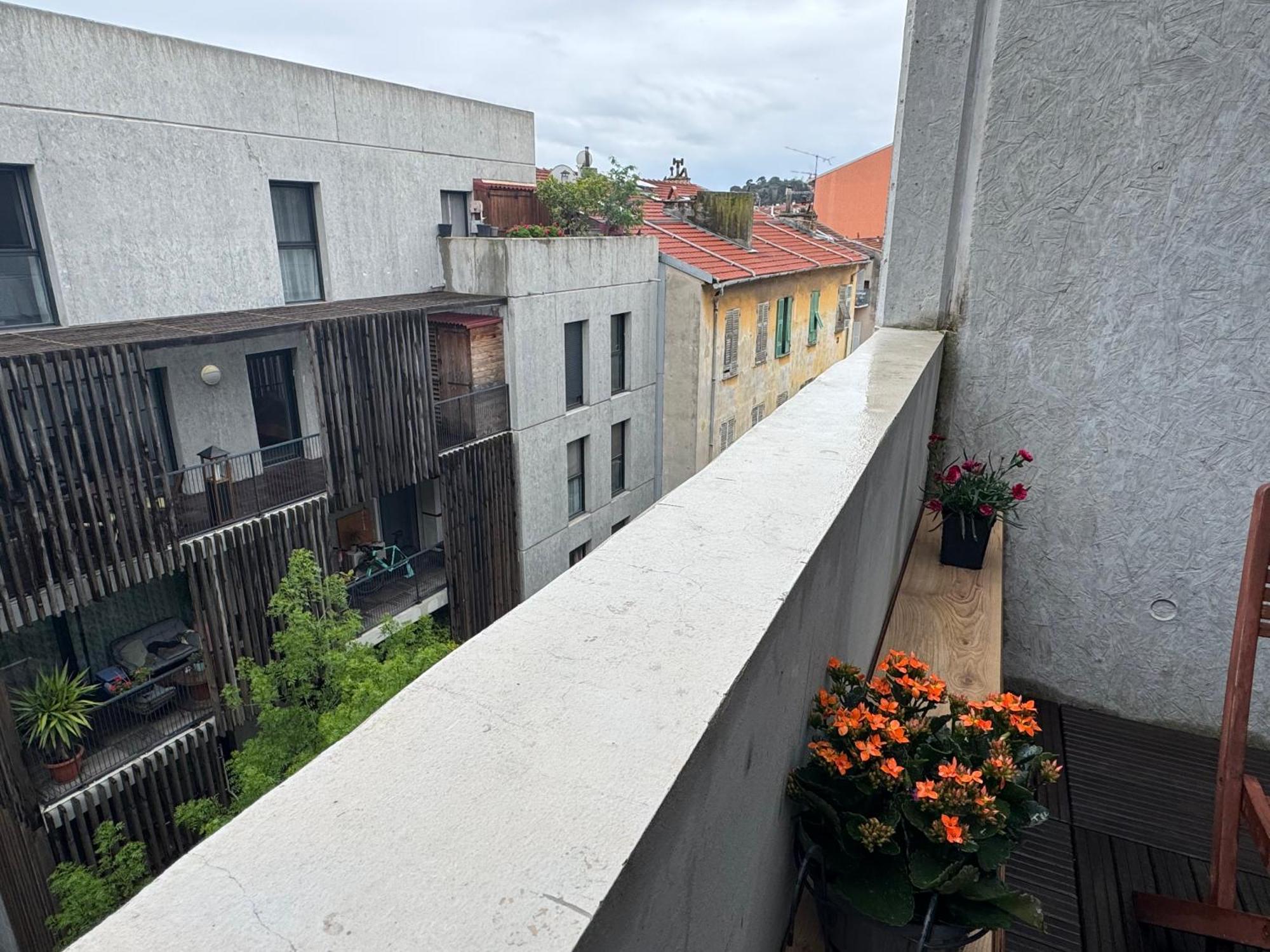 Beau Avec Belle Terrasse Au Centre De
