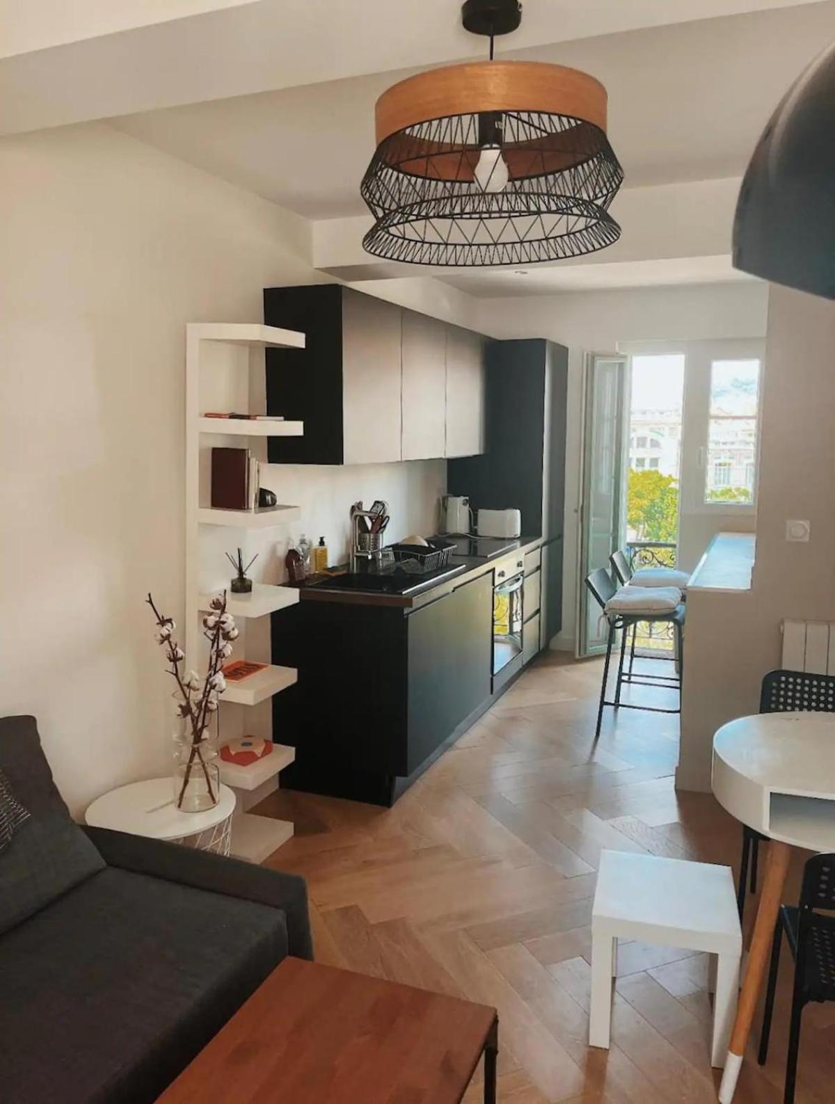 Vieille Design, Proche De *