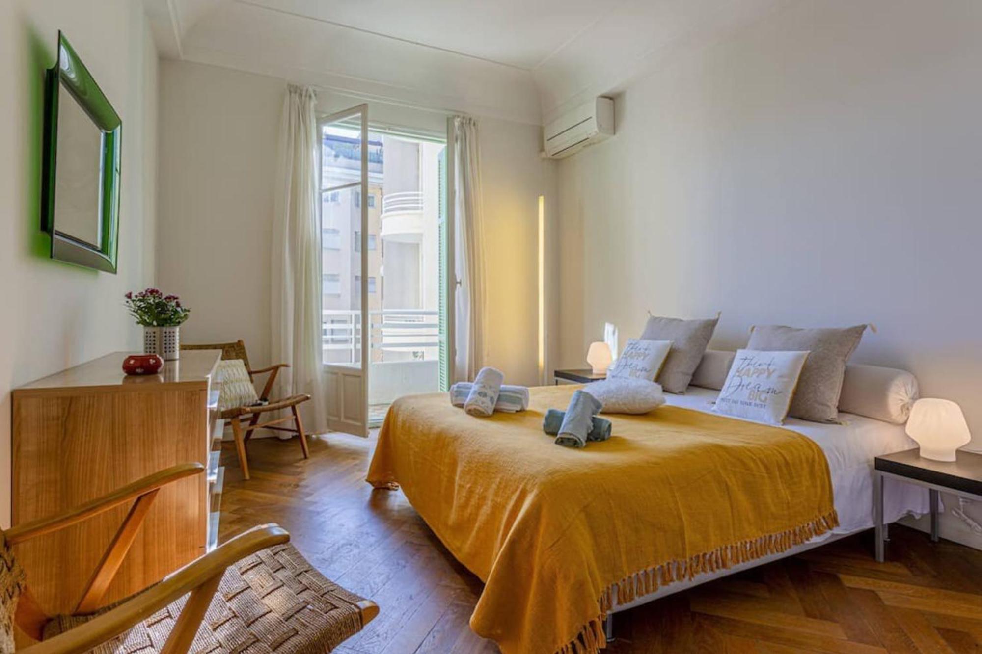 Victor Hugo - Beautiful - View Over Garden Apartment *